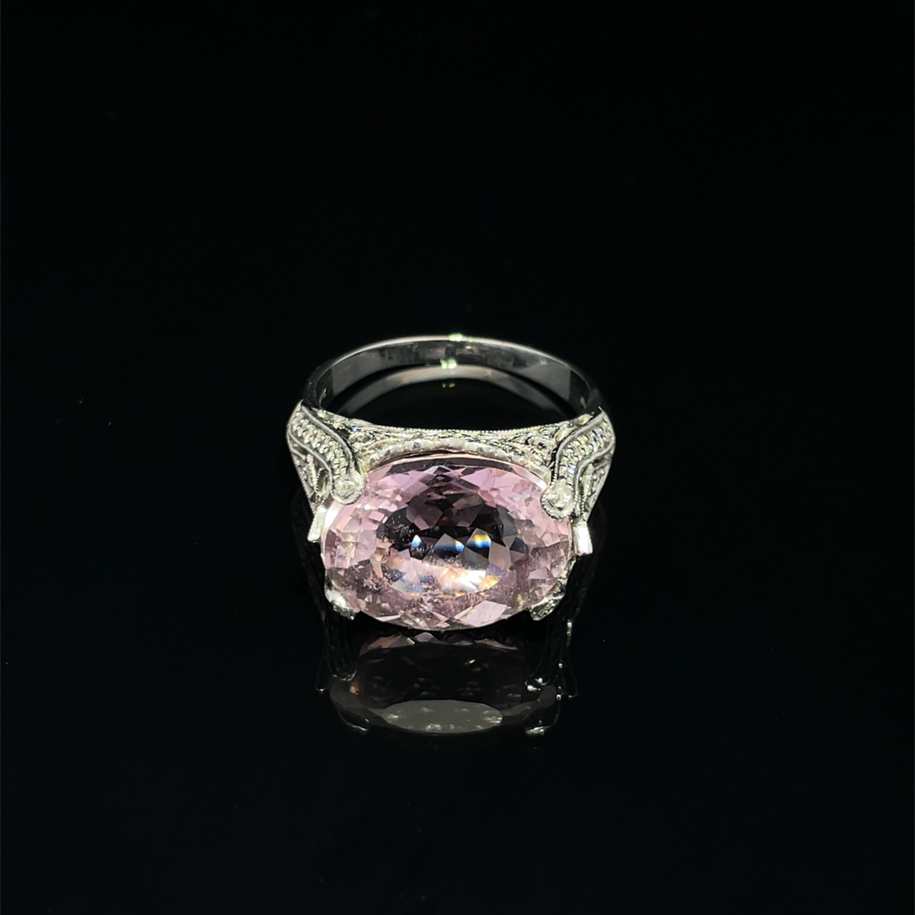 Lassen Sie sich von der exquisiten Eleganz unseres atemberaubenden Rings mit rosa Kunzit und Diamanten verzaubern. Ein wahres Meisterwerk, das Sie begeistern und inspirieren wird. In luxuriösem 18-karätigem Weißgold gefasst, zeigt dieser Ring einen