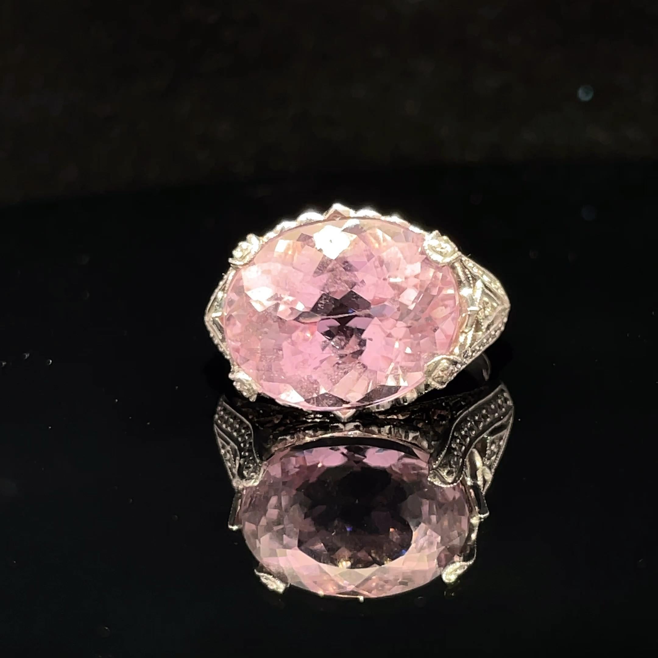 18k Weißgold Kunzit und Diamant Ring (Ovalschliff) im Angebot