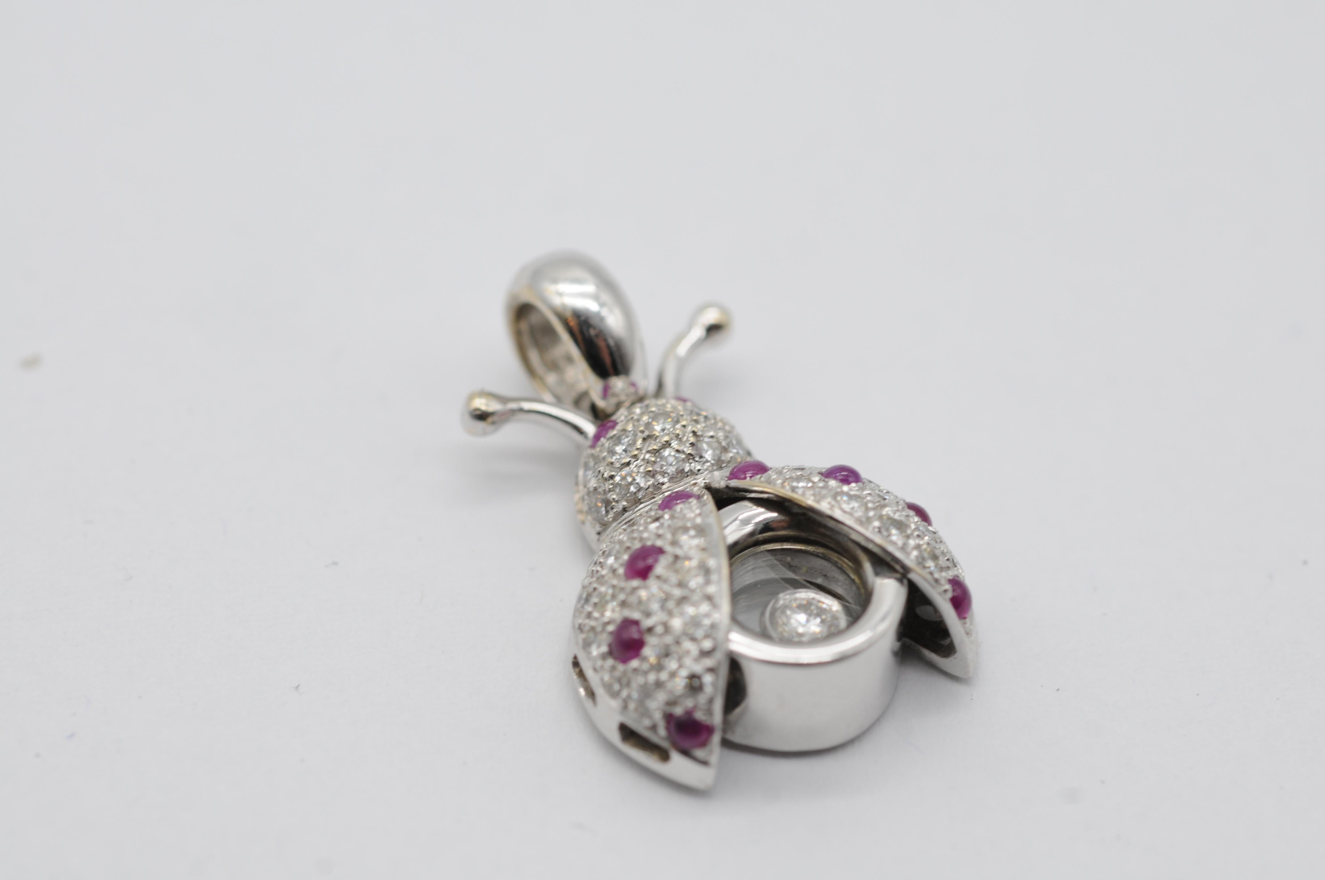 Estetismo Ciondolo Coccinella in oro bianco 18k con diamanti e rubini cabochon in vendita