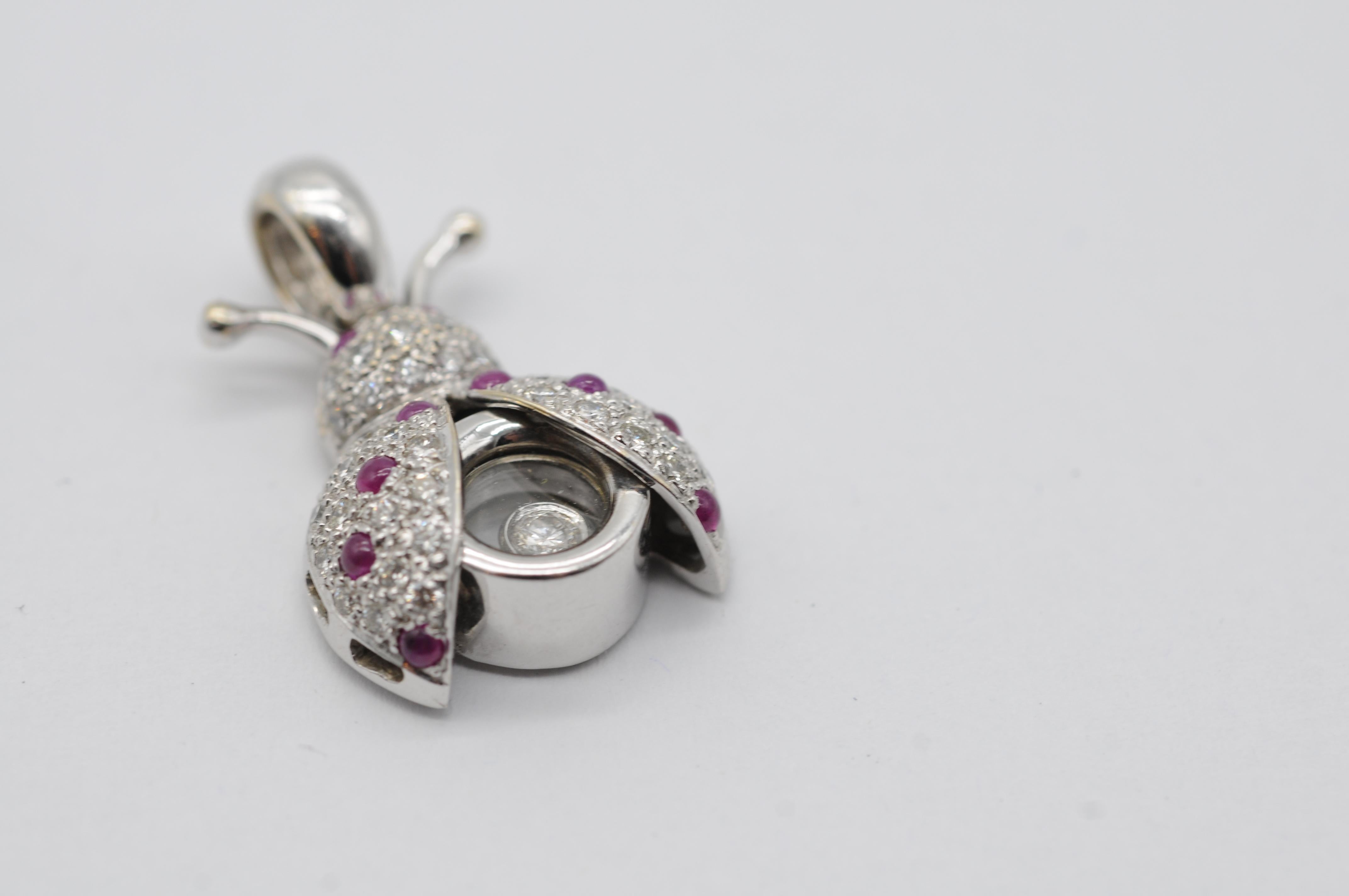 Taglio brillante Ciondolo Coccinella in oro bianco 18k con diamanti e rubini cabochon in vendita