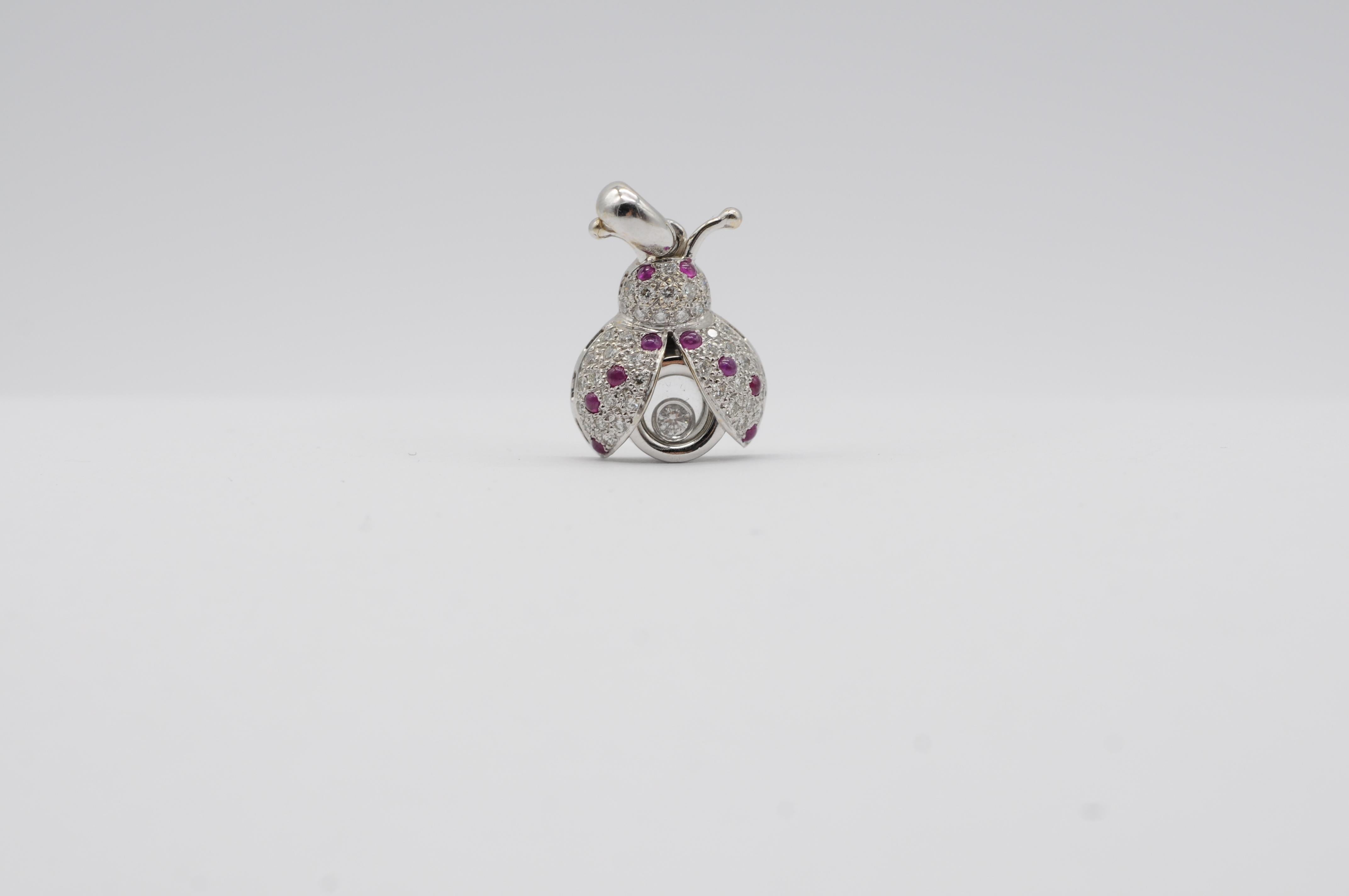 Ciondolo Coccinella in oro bianco 18k con diamanti e rubini cabochon in vendita 1