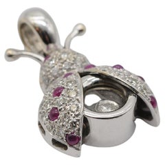 Colgante Mariquita de Oro Blanco de 18k con Diamantes, Rubíes Cabujón