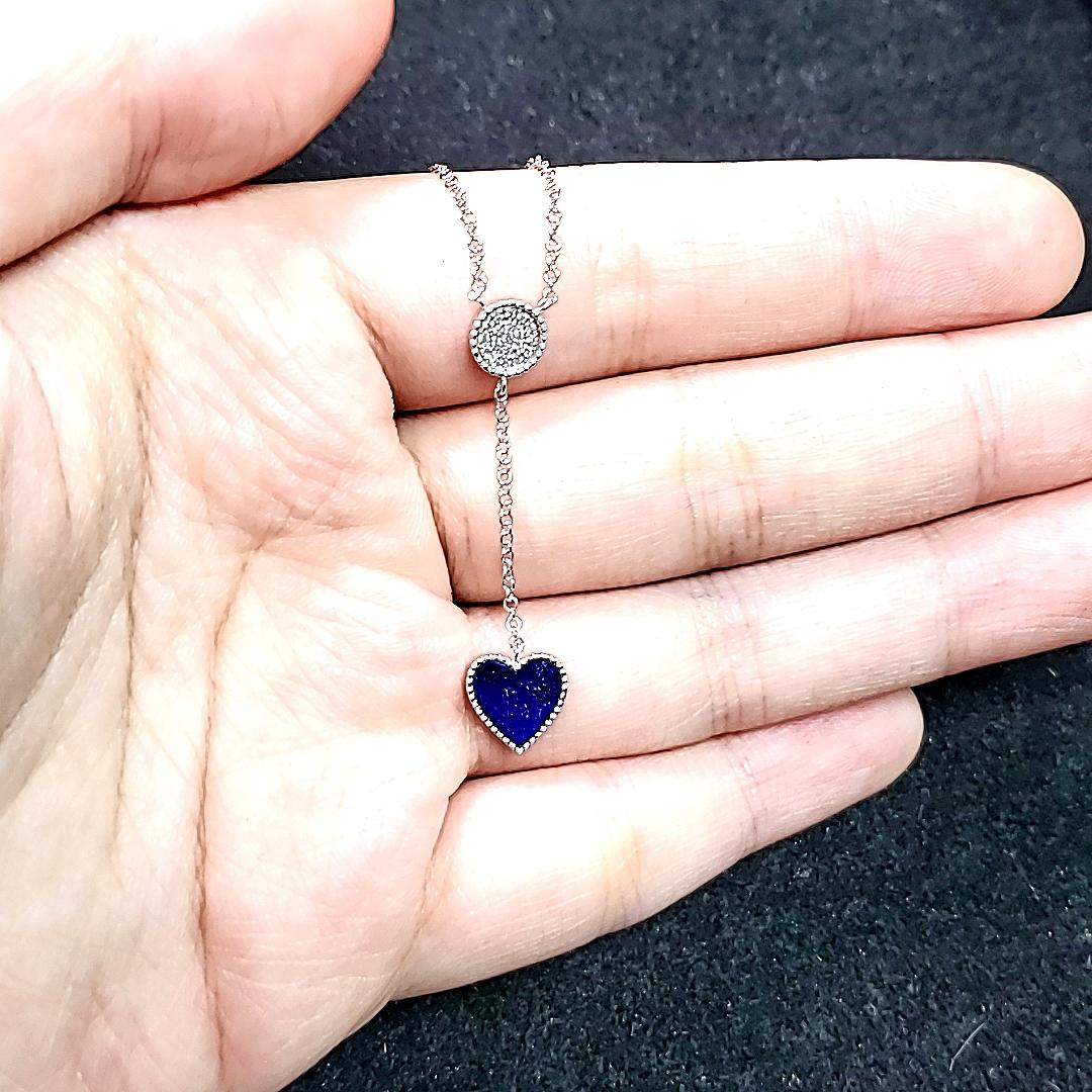 18 Karat Weißgold Lapislazuli Cts 0,59 und runder Diamant Lariat Halskette im Angebot 1