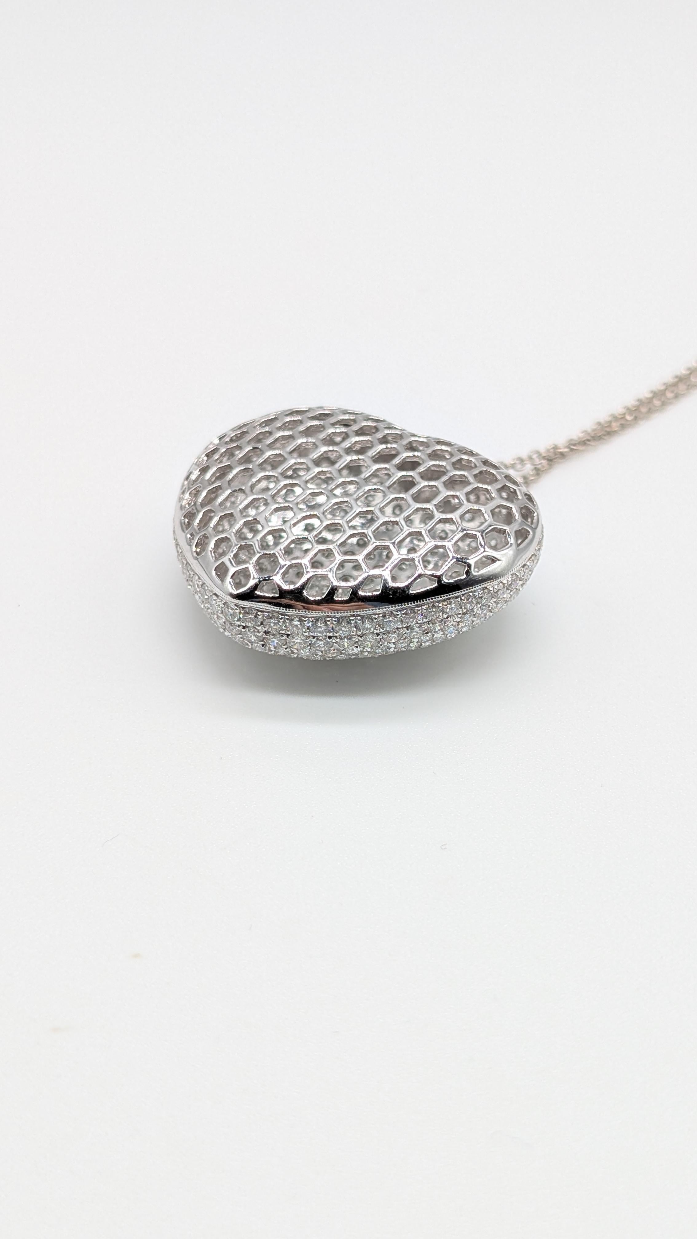 Ciondolo a forma di cuore in oro bianco 18K con diamante naturale 3-D di grandi dimensioni In condizioni Nuovo in vendita a New York, US