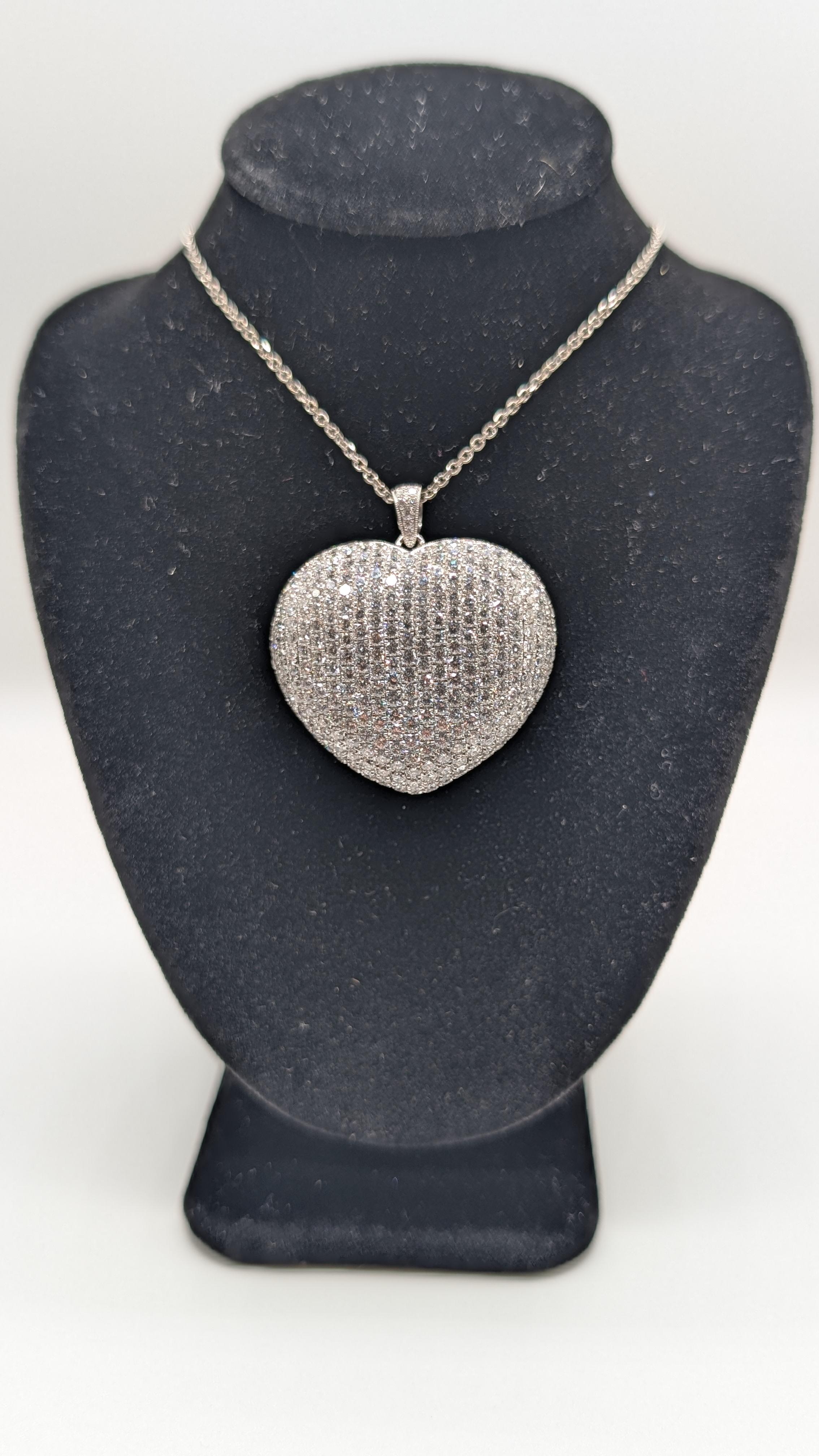 Donna Ciondolo a forma di cuore in oro bianco 18K con diamante naturale 3-D di grandi dimensioni in vendita