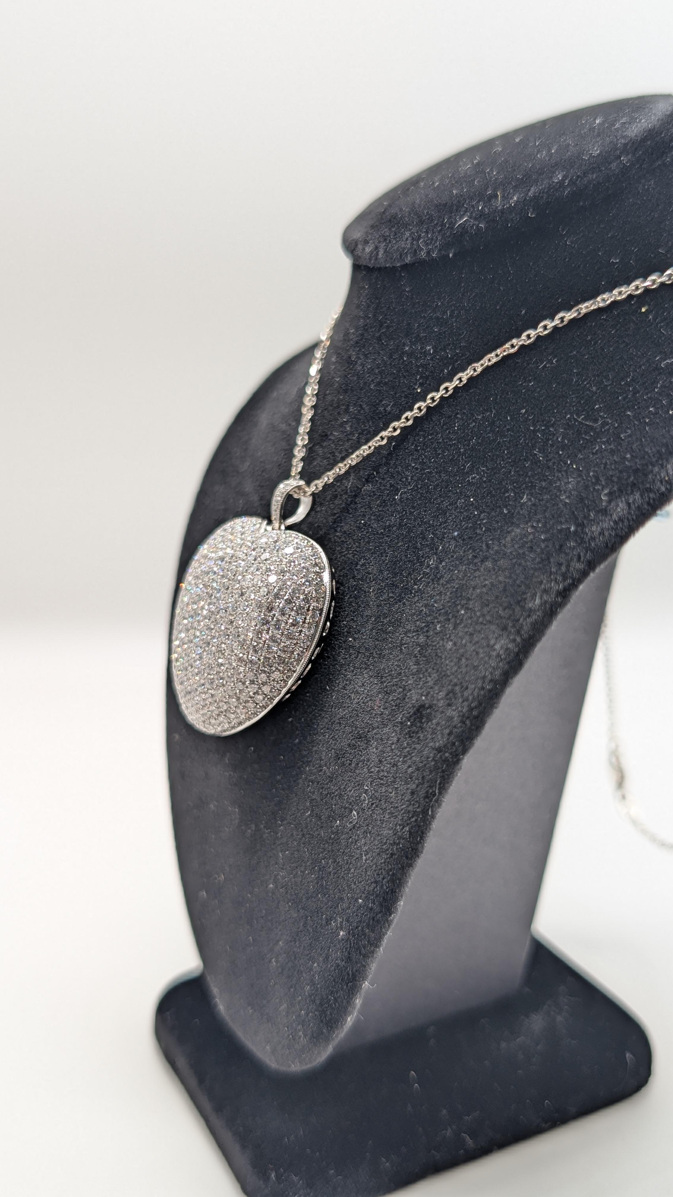 Ciondolo a forma di cuore in oro bianco 18K con diamante naturale 3-D di grandi dimensioni in vendita 1