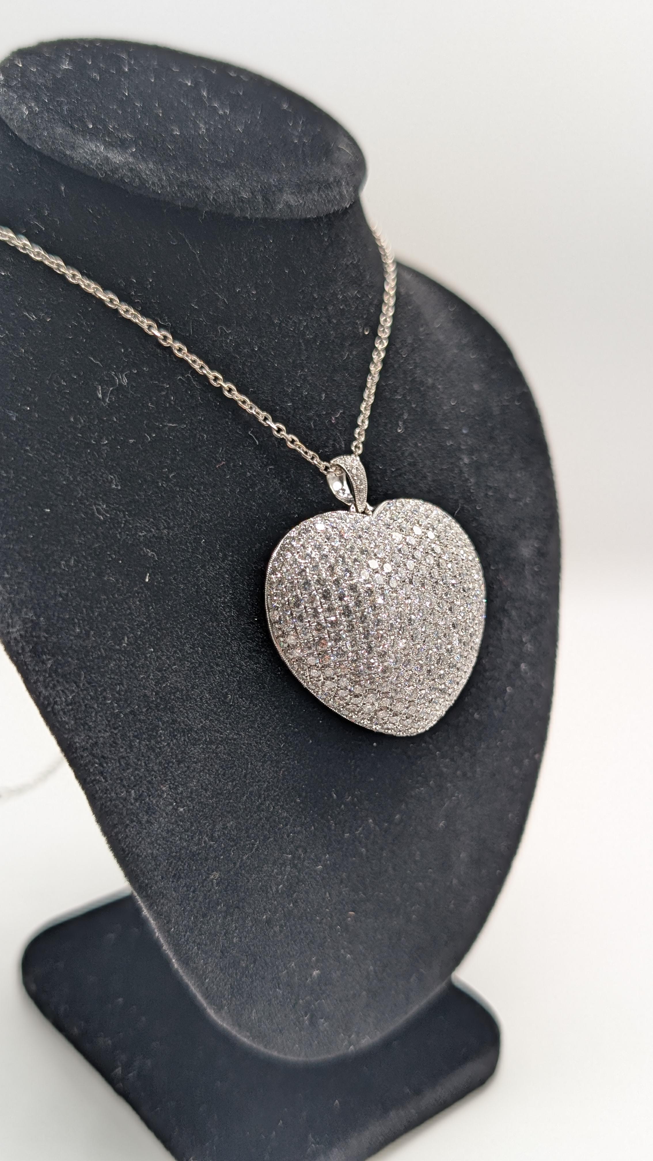 Ciondolo a forma di cuore in oro bianco 18K con diamante naturale 3-D di grandi dimensioni in vendita 2