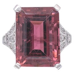 Anillo grande de oro blanco de 18 quilates con turmalina rubelita y diamantes de 9,93 quilates talla 6,75