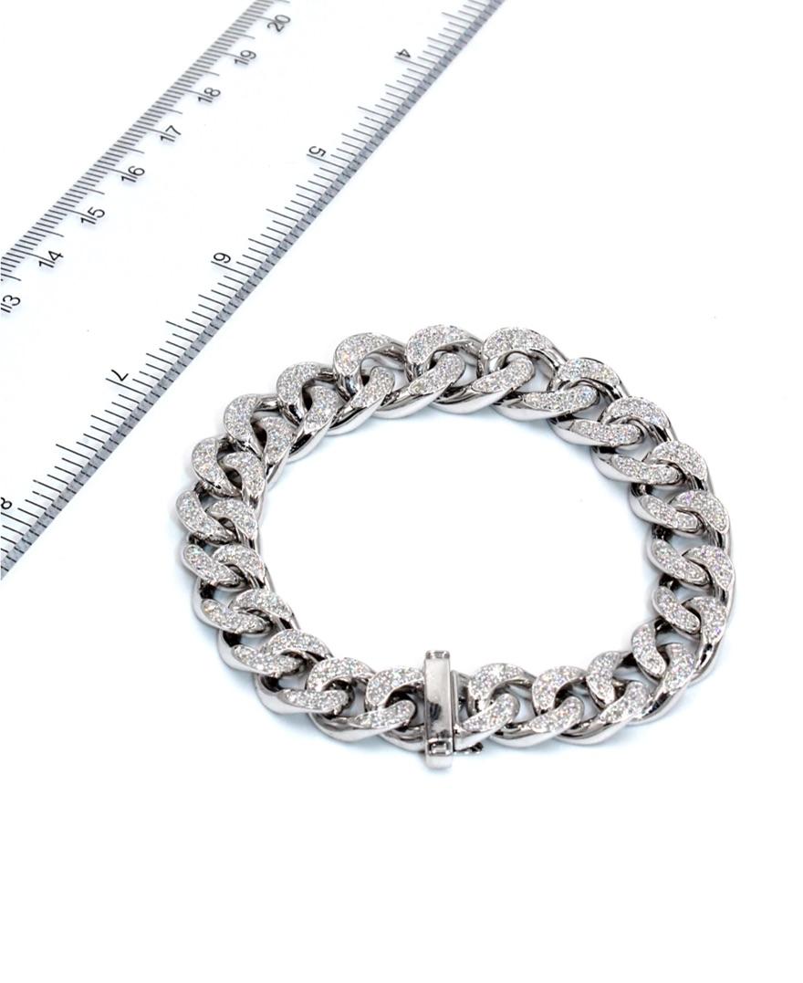 Be bold with this 18K white gold large link bracelet furnished with round brilliant-cut diamonds 2.85 carats total weight.

Bracelet Length: 7.25 inches