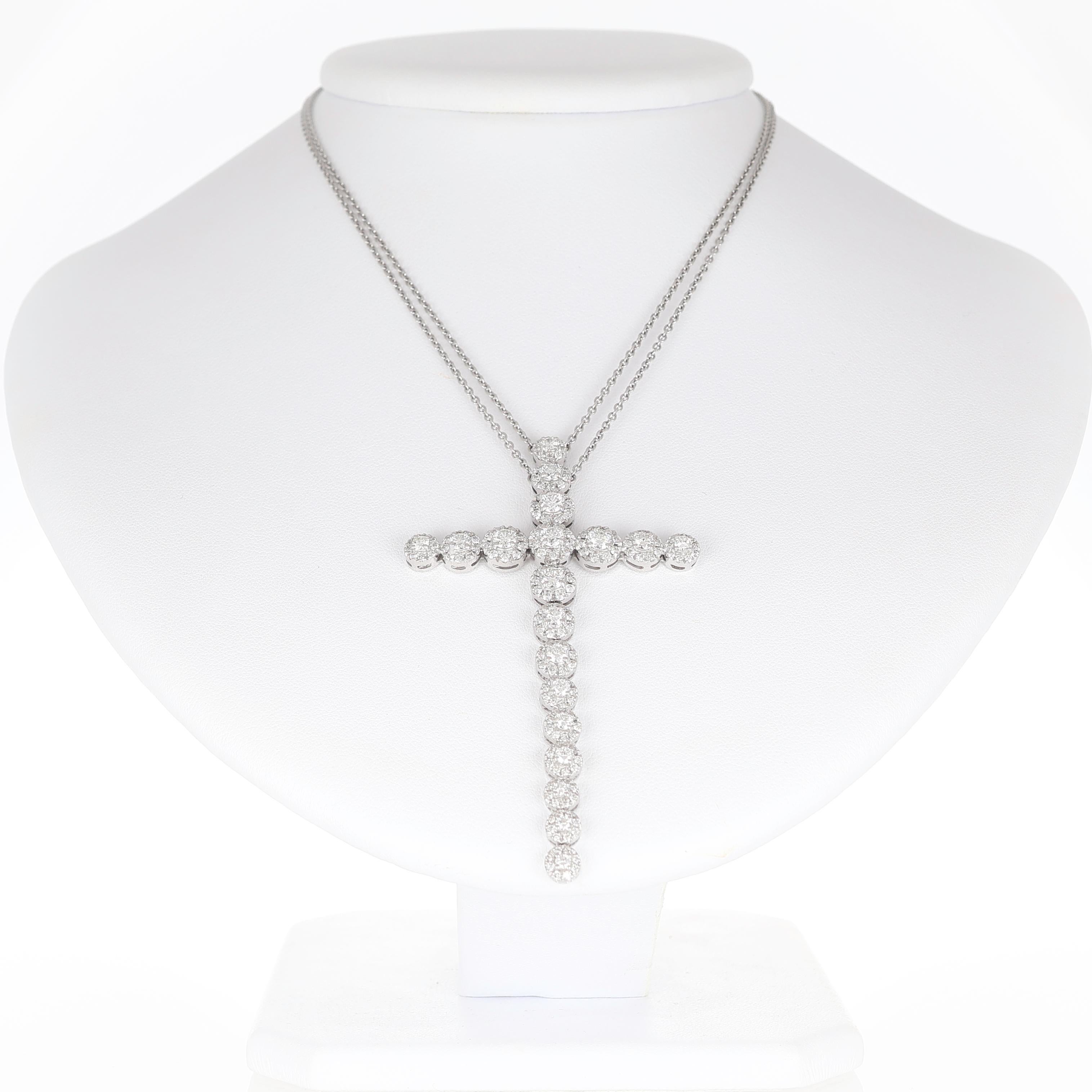 Interprétation raffinée d'un symbole intemporel, ce pendentif croix en or blanc 18 carats présente un design doux et arrondi orné de diamants taille brillant totalisant 3,37 carats. Chaque diamant est méticuleusement serti pour mettre en valeur la