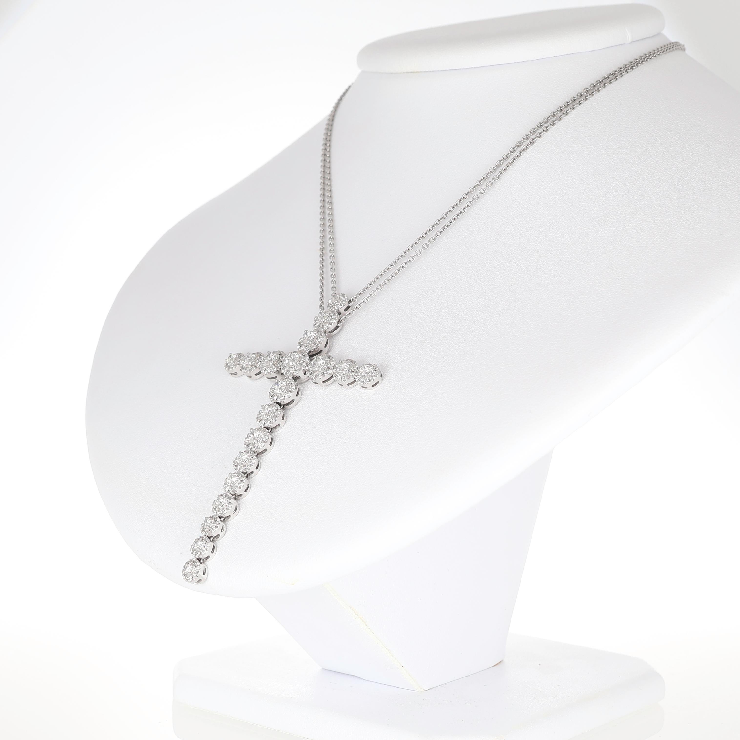 Taille brillant Grand pendentif croix douce en or blanc 18 carats avec diamants en vente