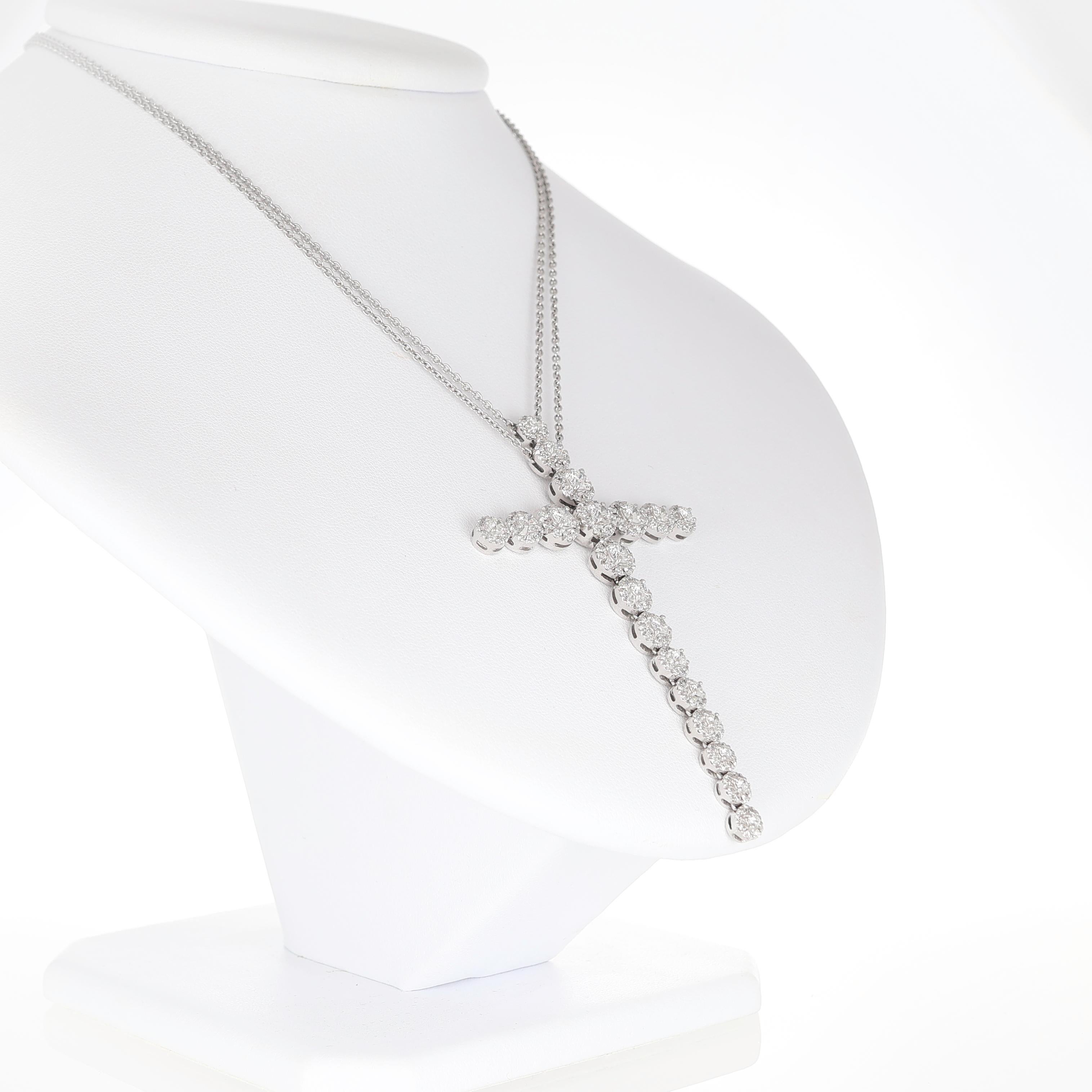 Grand pendentif croix douce en or blanc 18 carats avec diamants Neuf - En vente à Bergamo, BG