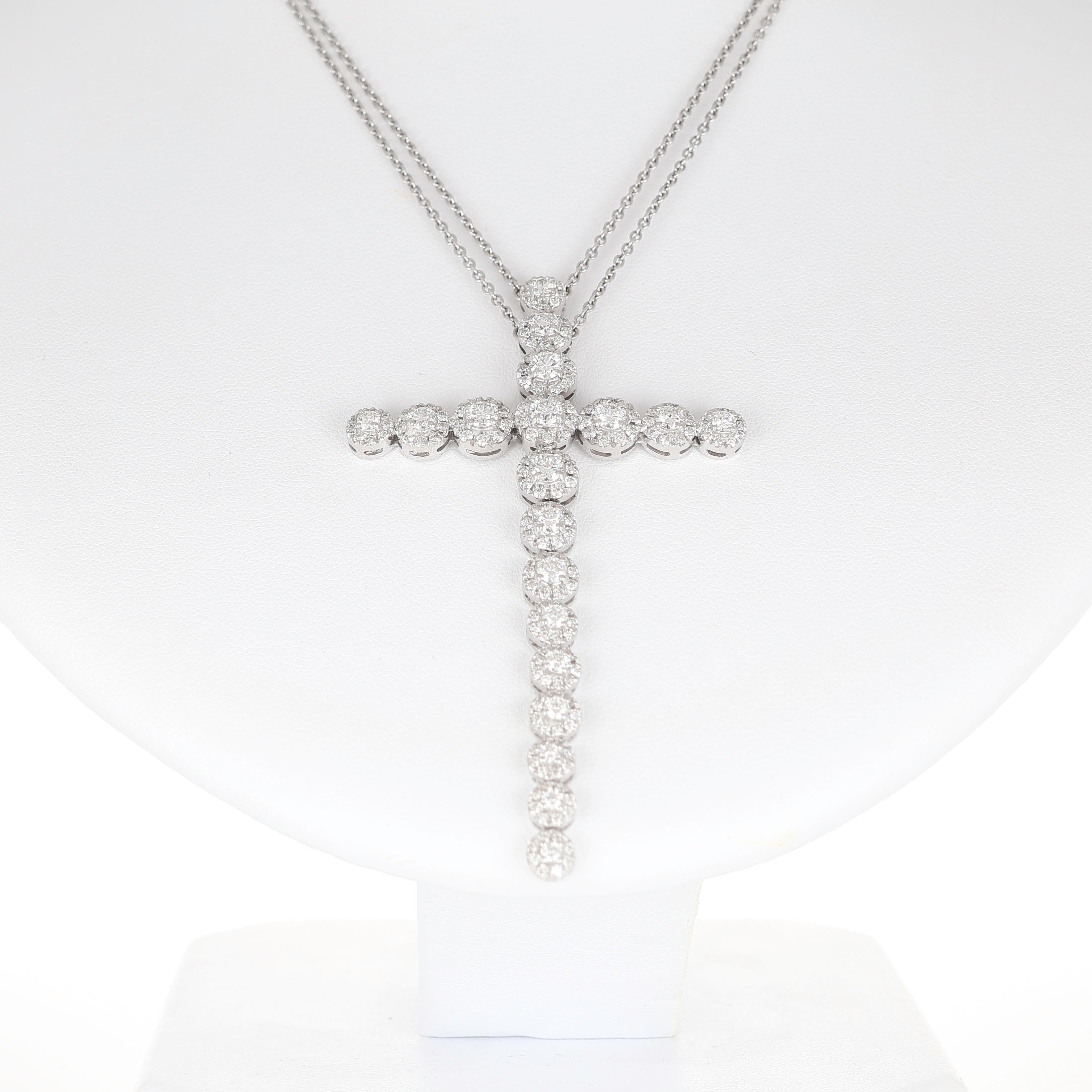 Grand pendentif croix douce en or blanc 18 carats avec diamants Unisexe en vente
