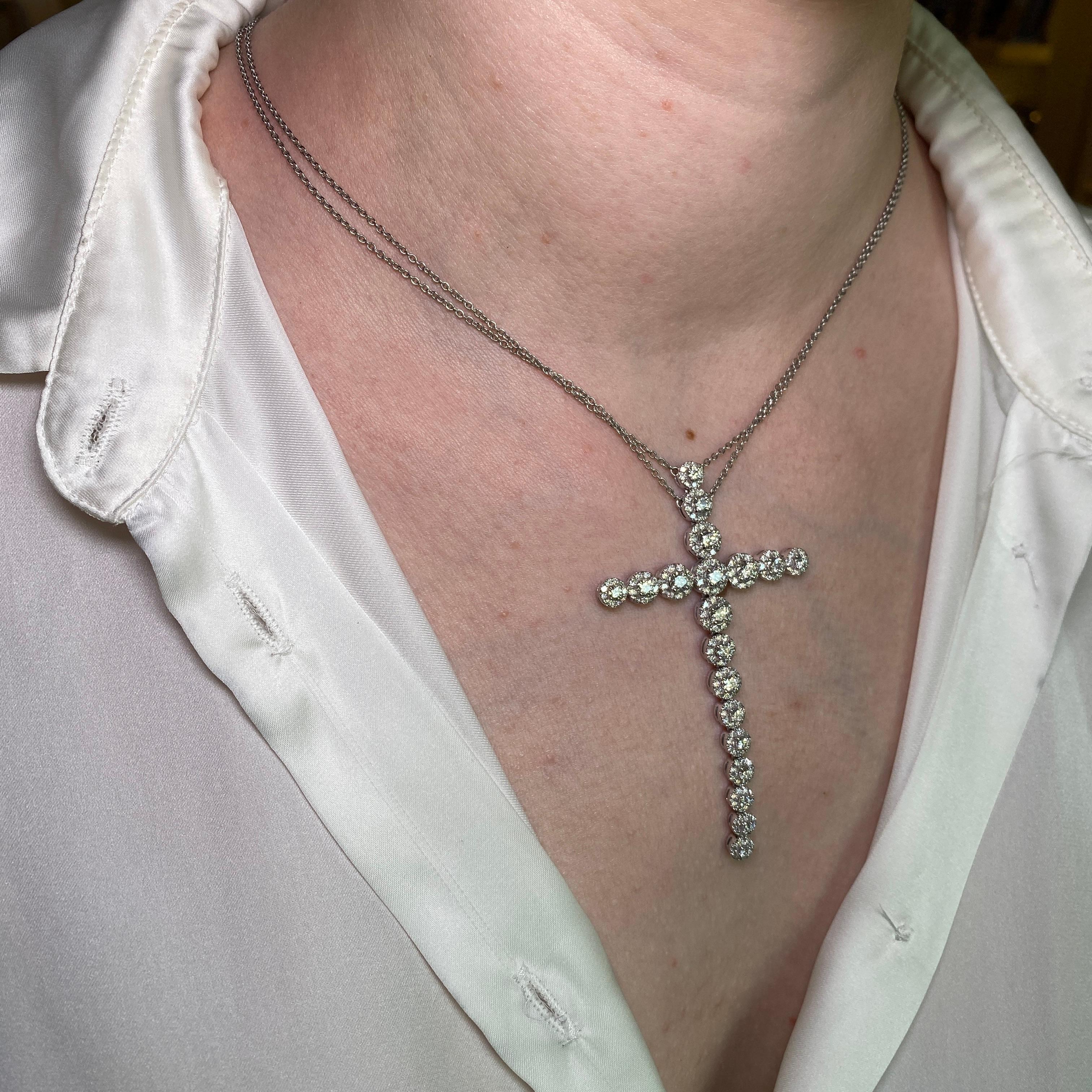 Grand pendentif croix douce en or blanc 18 carats avec diamants en vente 2
