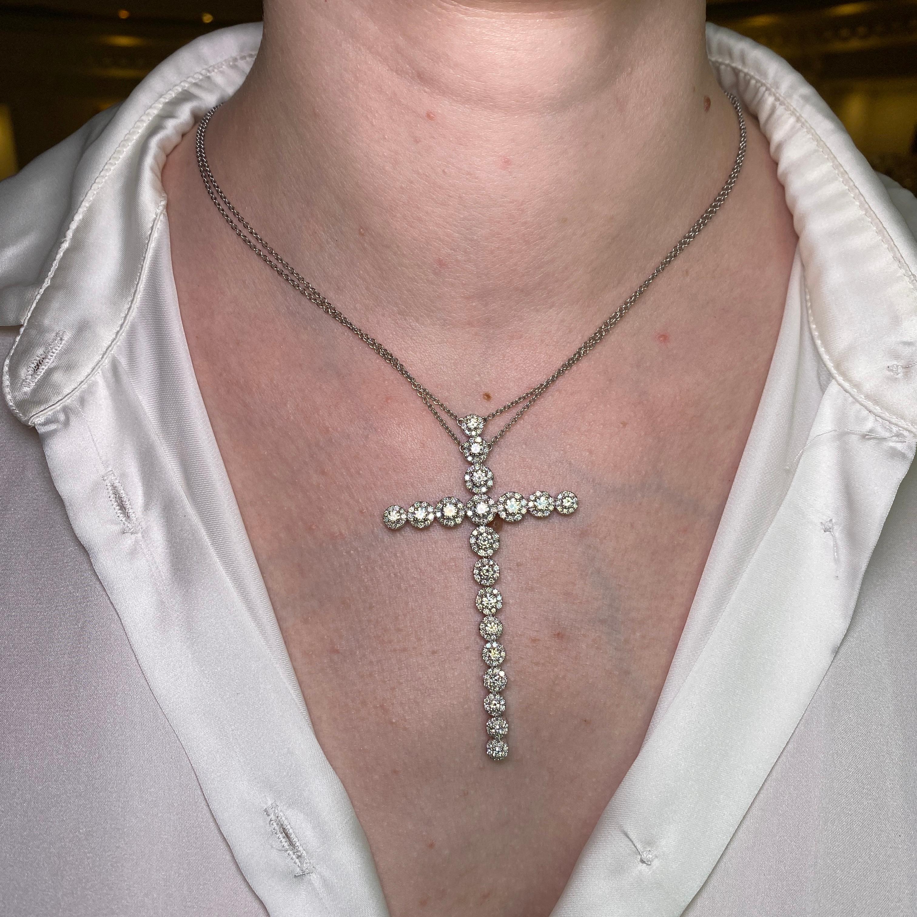 Grand pendentif croix douce en or blanc 18 carats avec diamants en vente 3
