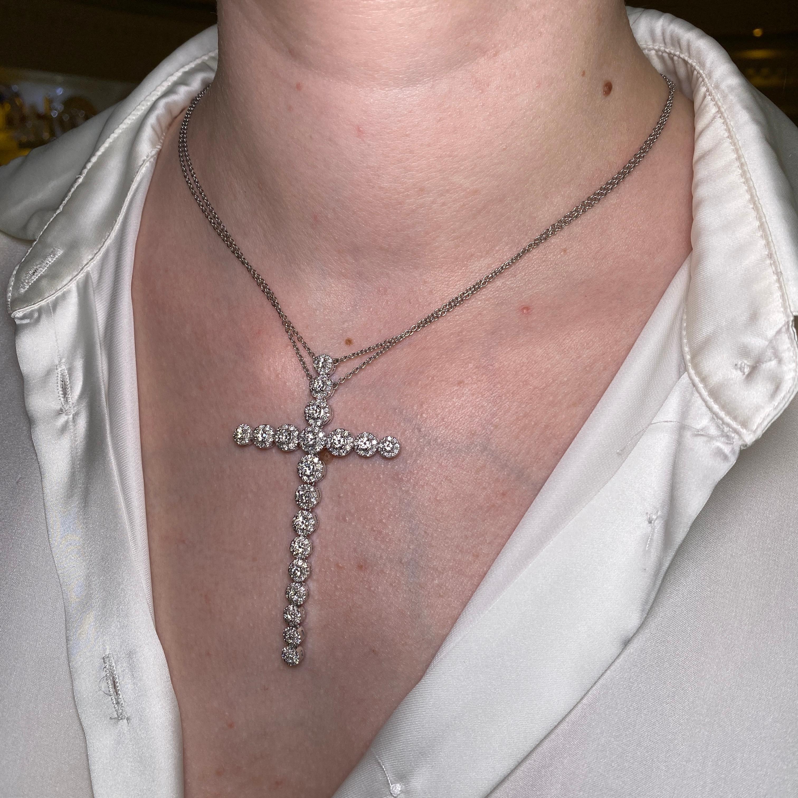 Grand pendentif croix douce en or blanc 18 carats avec diamants en vente 4