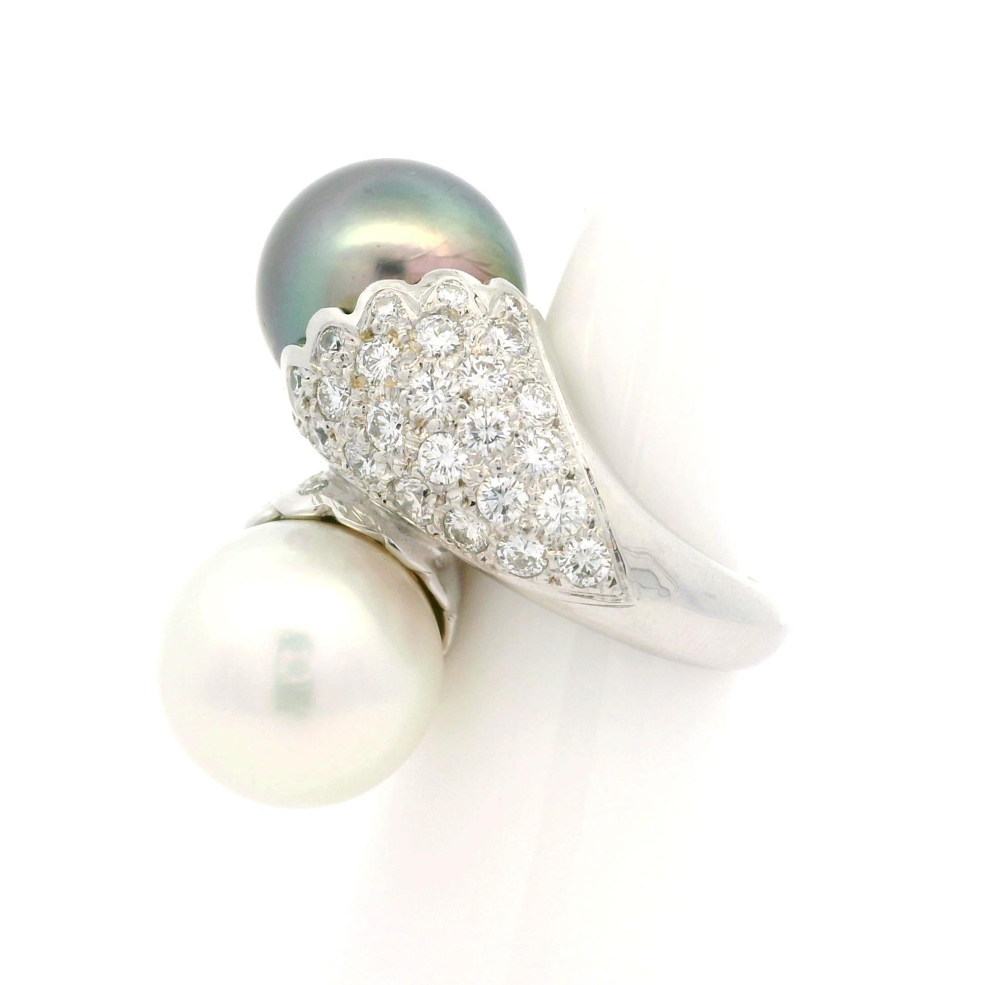 18 Karat Weißgold Große weiße & Tahiti-Perle mit 2,04 Karat Diamant Schwerer Bypass-Ring (Rundschliff) im Angebot