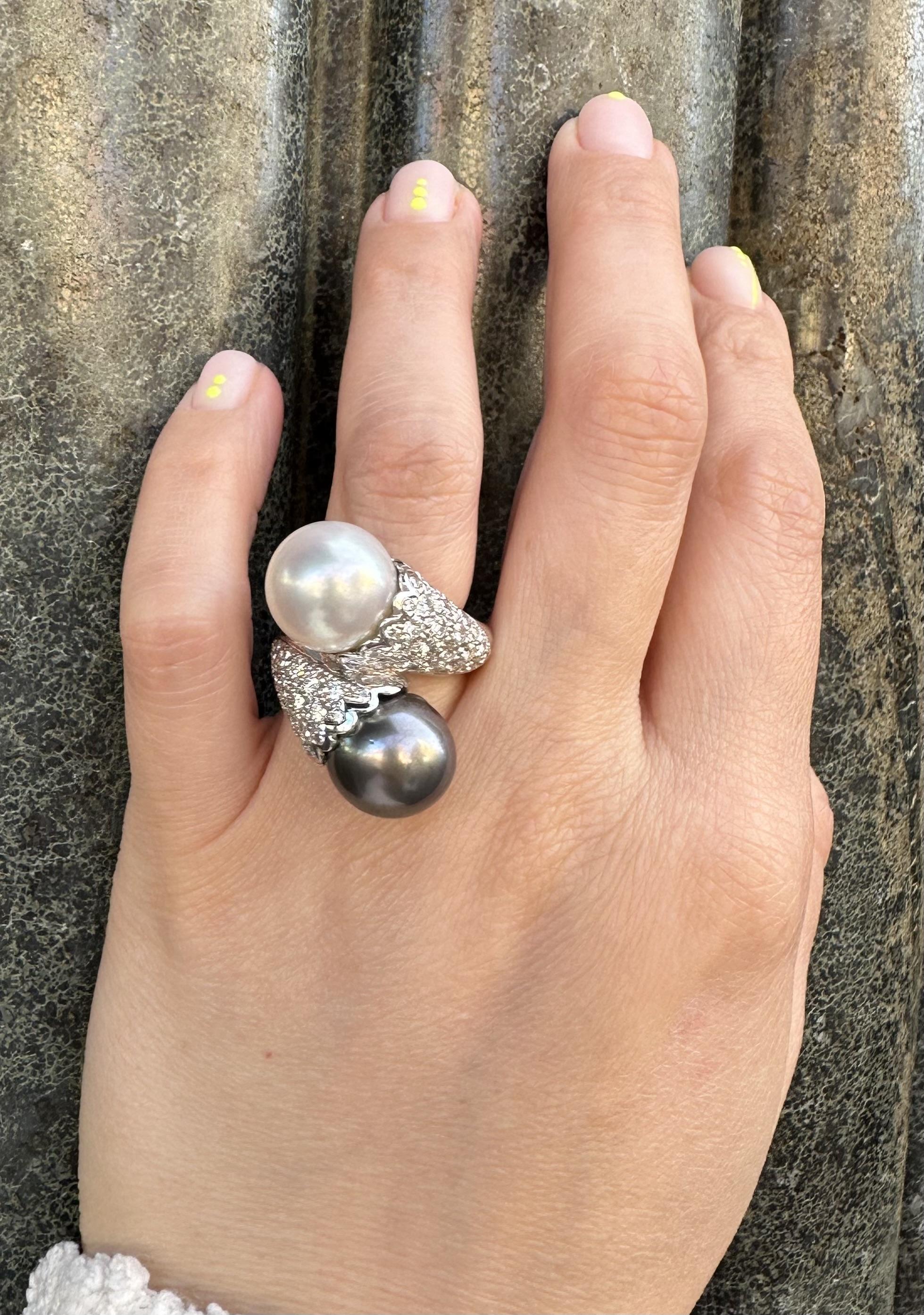18 Karat Weißgold Große weiße & Tahiti-Perle mit 2,04 Karat Diamant Schwerer Bypass-Ring Damen im Angebot