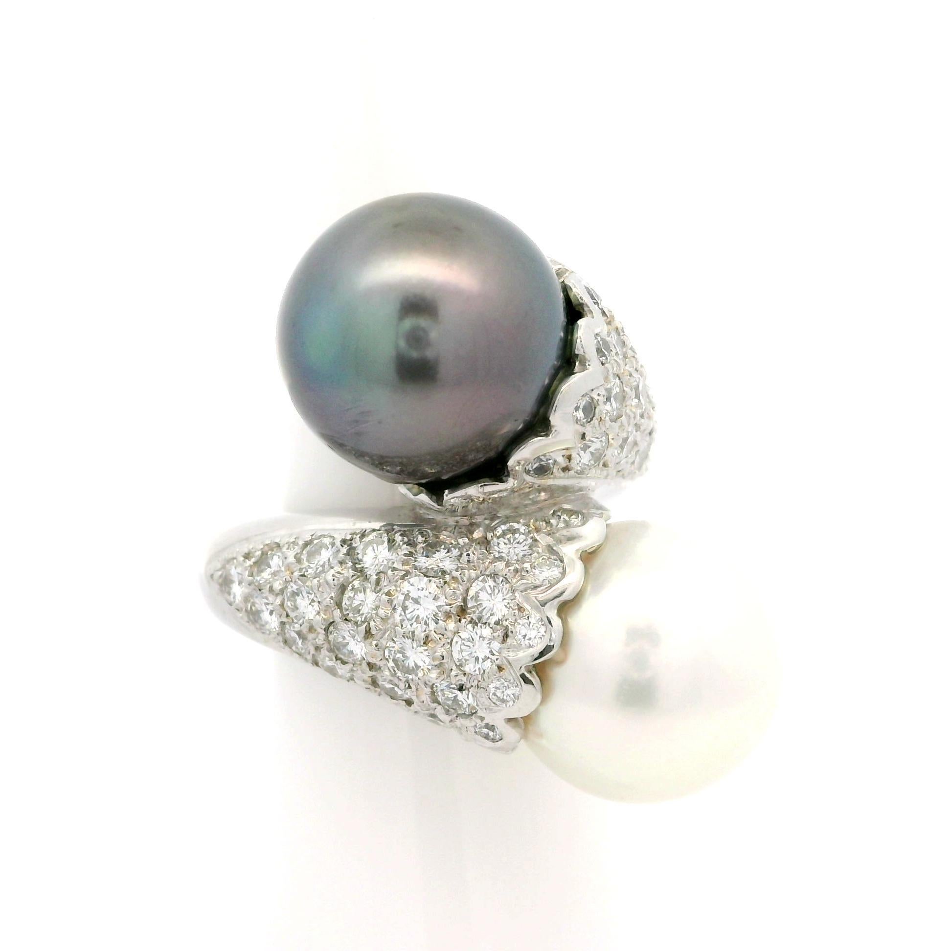 18 Karat Weißgold Große weiße & Tahiti-Perle mit 2,04 Karat Diamant Schwerer Bypass-Ring im Angebot 1