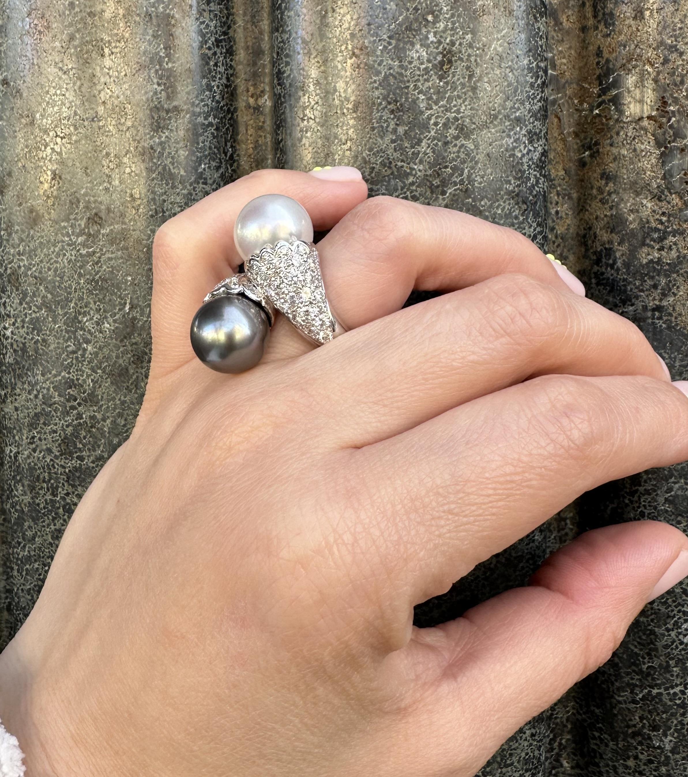 18 Karat Weißgold Große weiße & Tahiti-Perle mit 2,04 Karat Diamant Schwerer Bypass-Ring im Angebot 3