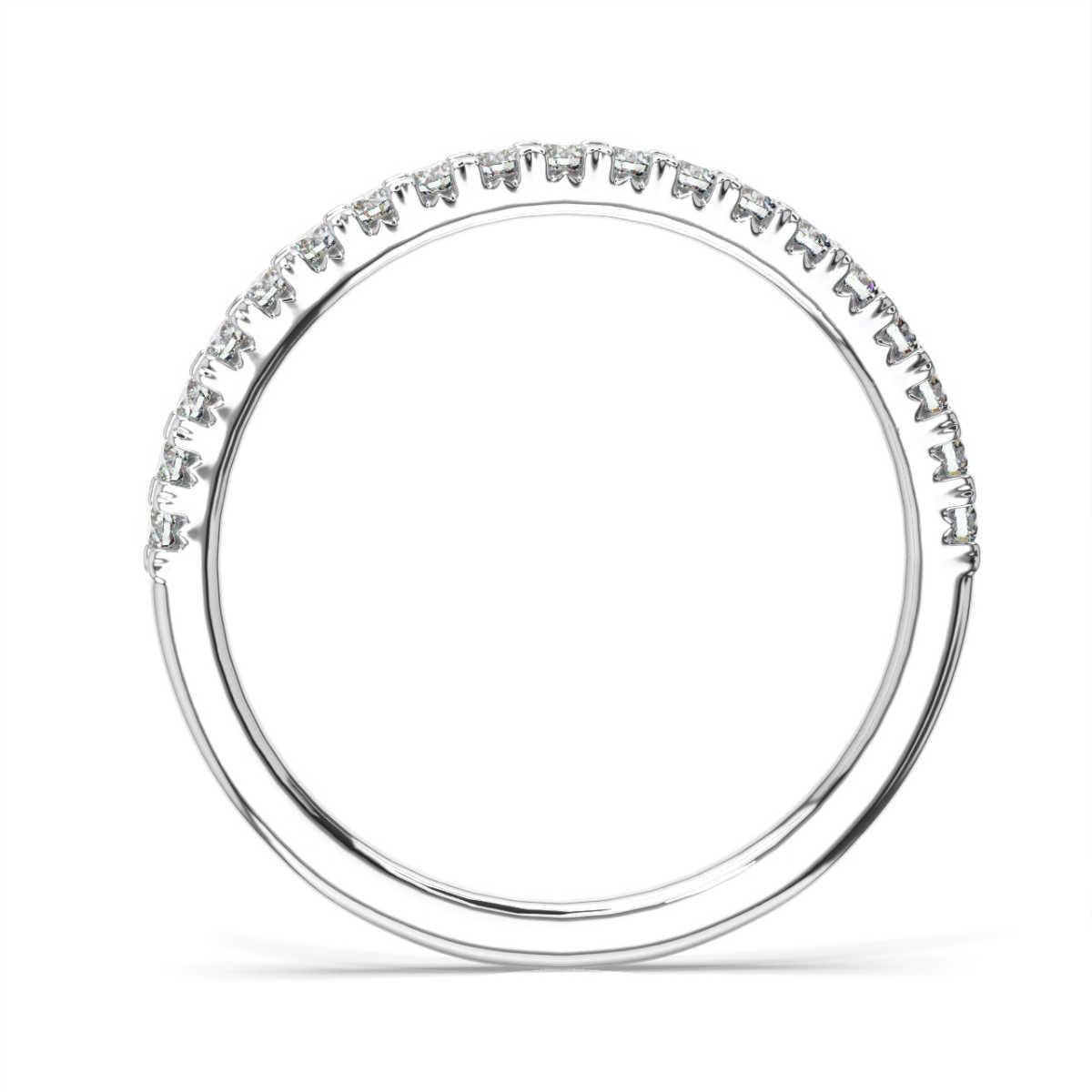 Dieser atemberaubende Ring ist mit französischen Pave-Diamanten besetzt, einer Art der Fassung, die es dem Licht ermöglicht, unsere perfekt aufeinander abgestimmten Diamanten aus vielen Winkeln zu erreichen. Er funkelt wie kein anderer