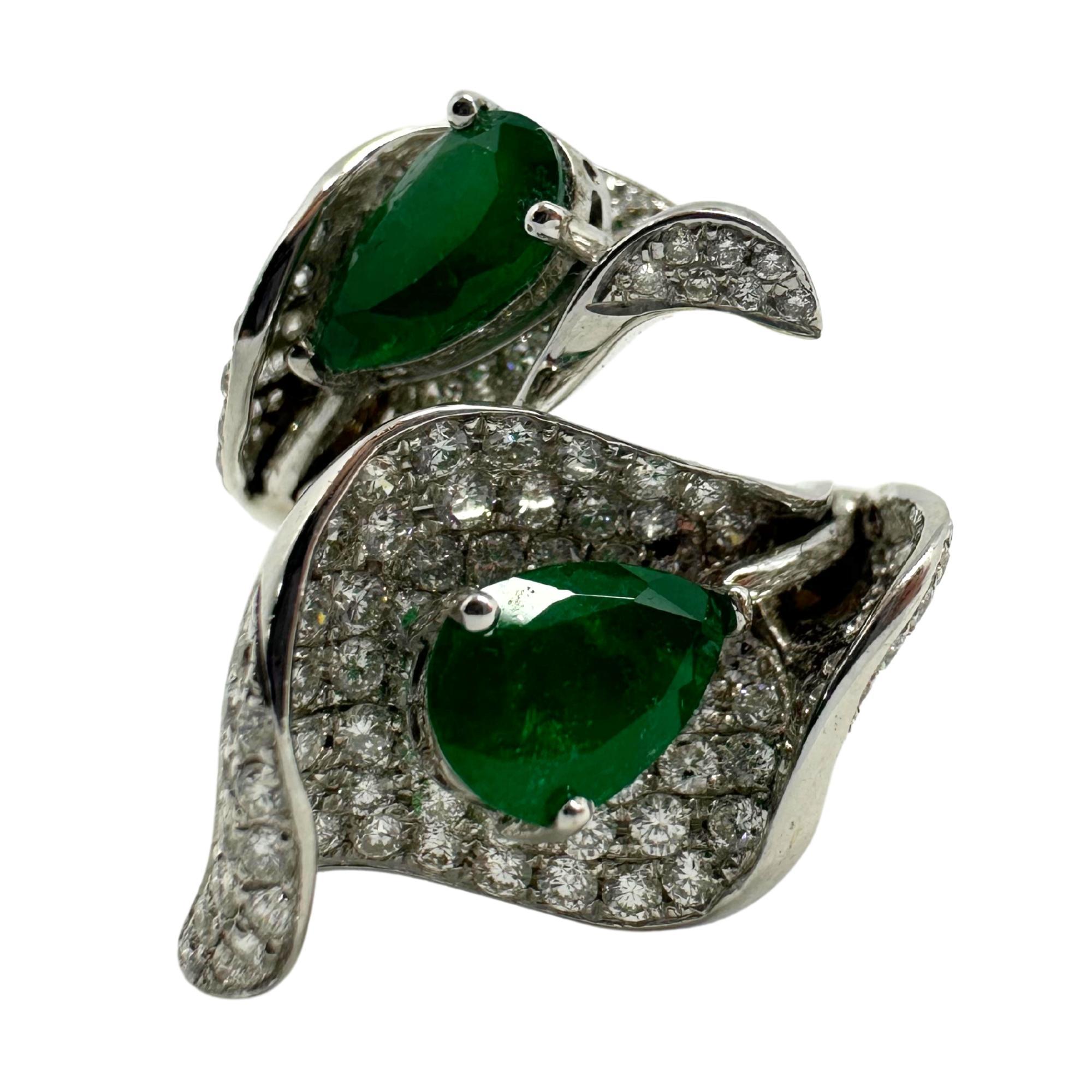18K Weißgold Leaf Toi et Moi Smaragd und Diamant Ring
Zustand: In gutem Zustand mit leichten altersbedingten Oberflächenabnutzungen.
Ringgröße: 7
Maße: 0,942 Zoll von Norden nach Süden
Markierungen: 