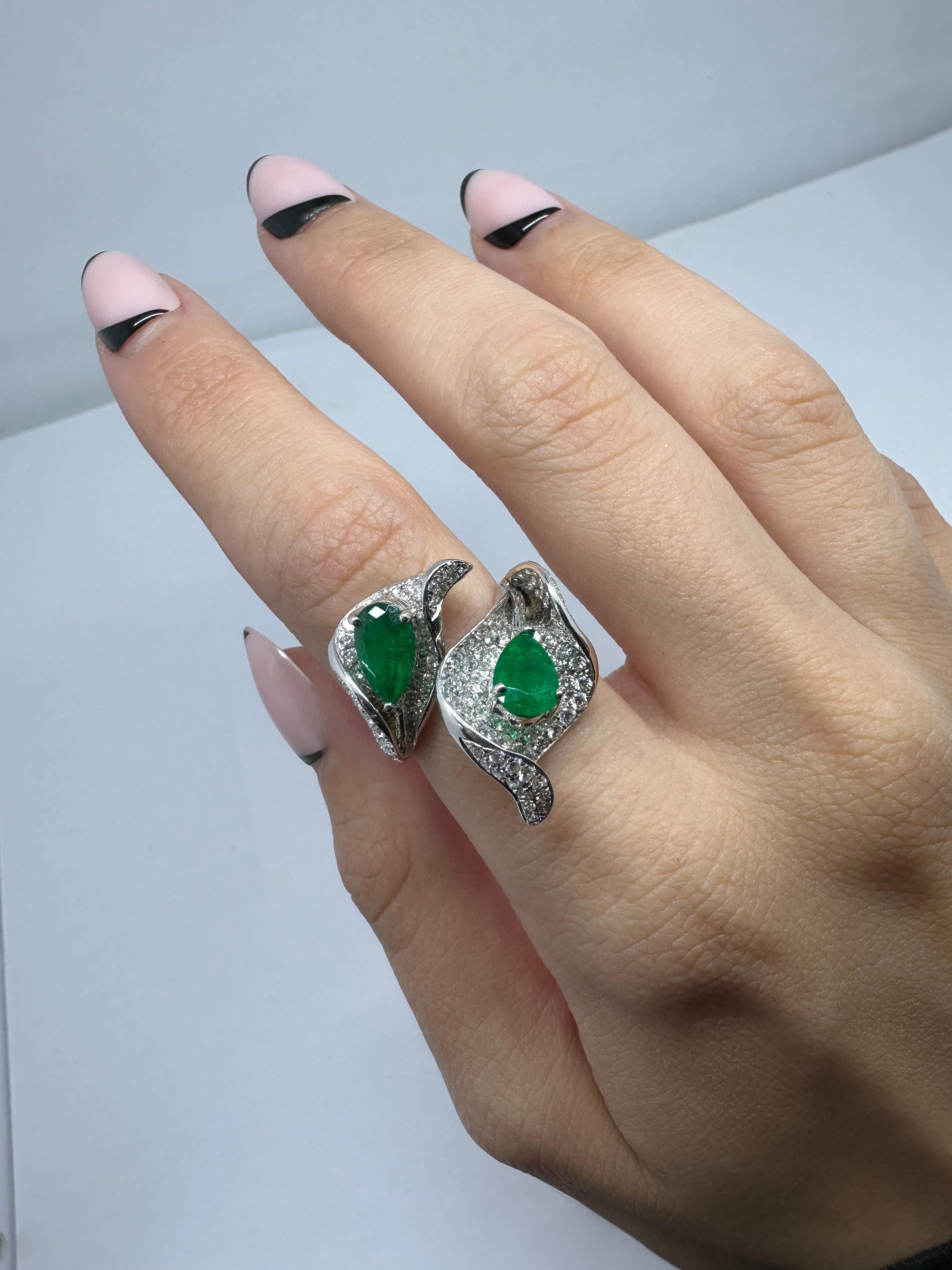 18K Weißgold Leaf Toi et Moi Smaragd und Diamant Ring (Smaragdschliff) im Angebot