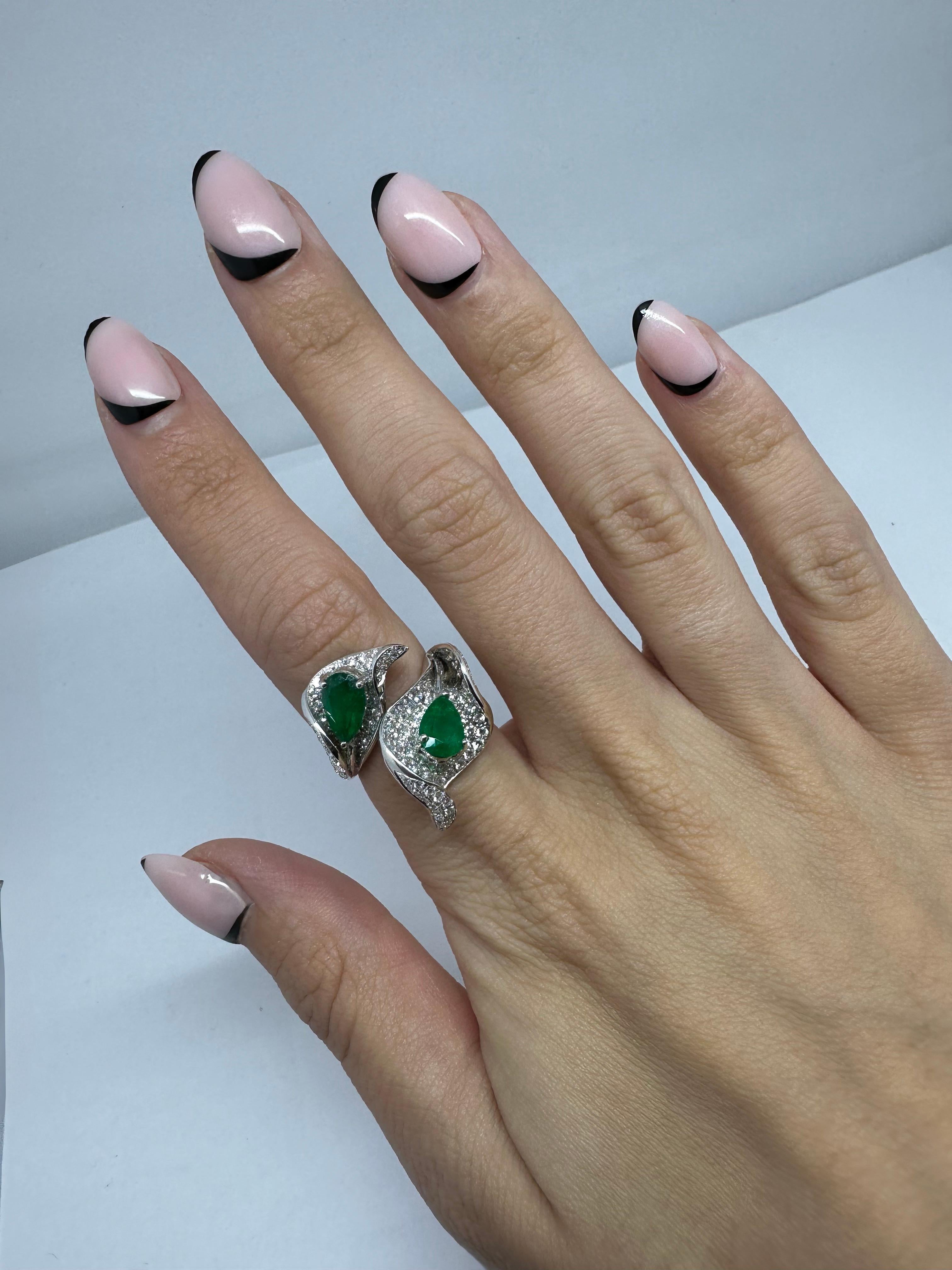 18K Weißgold Leaf Toi et Moi Smaragd und Diamant Ring im Zustand „Gut“ im Angebot in New York, NY