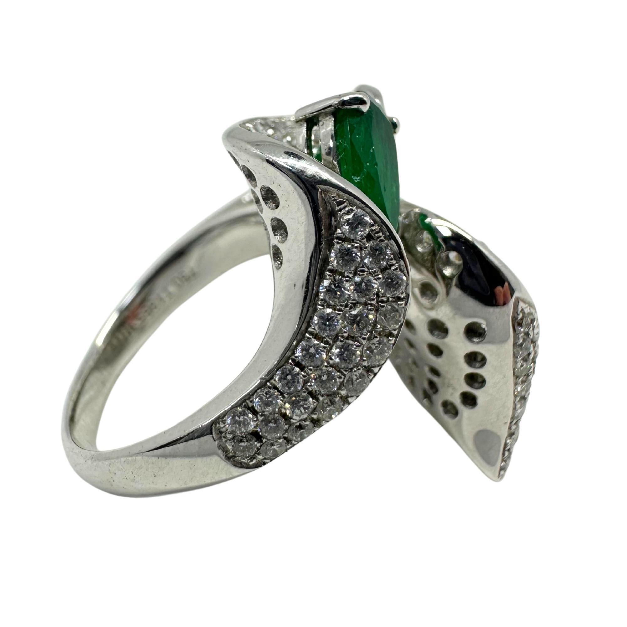 18K Weißgold Leaf Toi et Moi Smaragd und Diamant Ring im Angebot 1