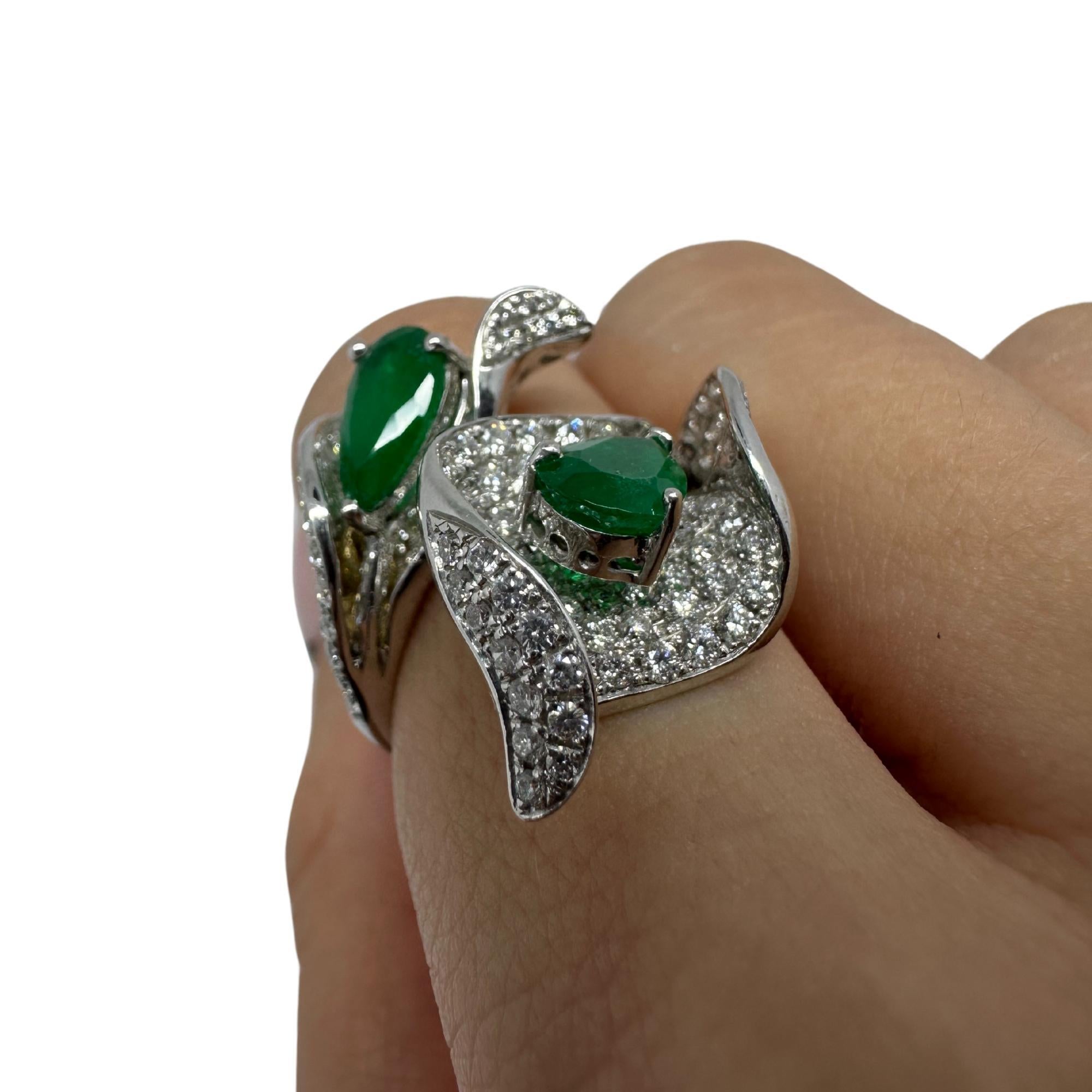 18K Weißgold Leaf Toi et Moi Smaragd und Diamant Ring im Angebot 2