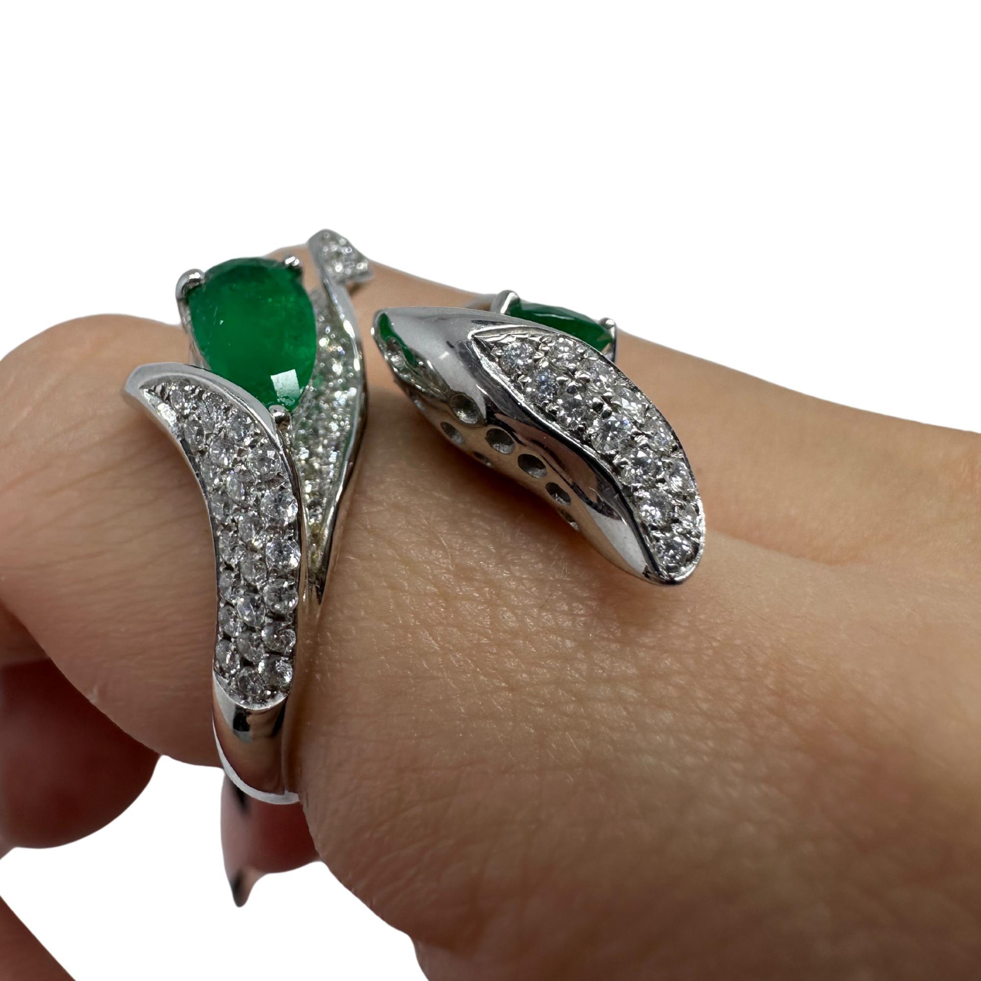 18K Weißgold Leaf Toi et Moi Smaragd und Diamant Ring im Angebot 3