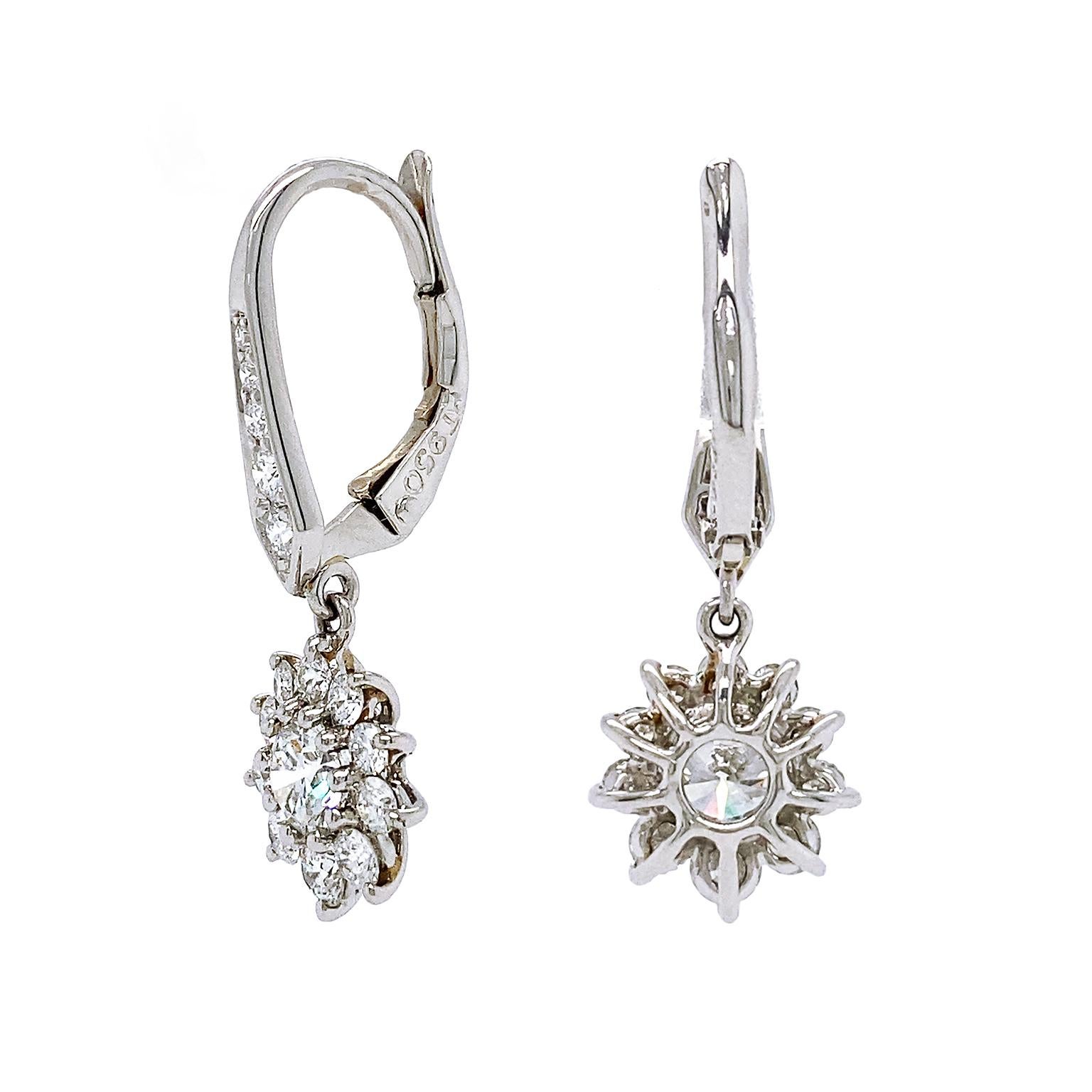 Donna Orecchini a pendente con diamanti a grappolo in oro bianco 18K in vendita