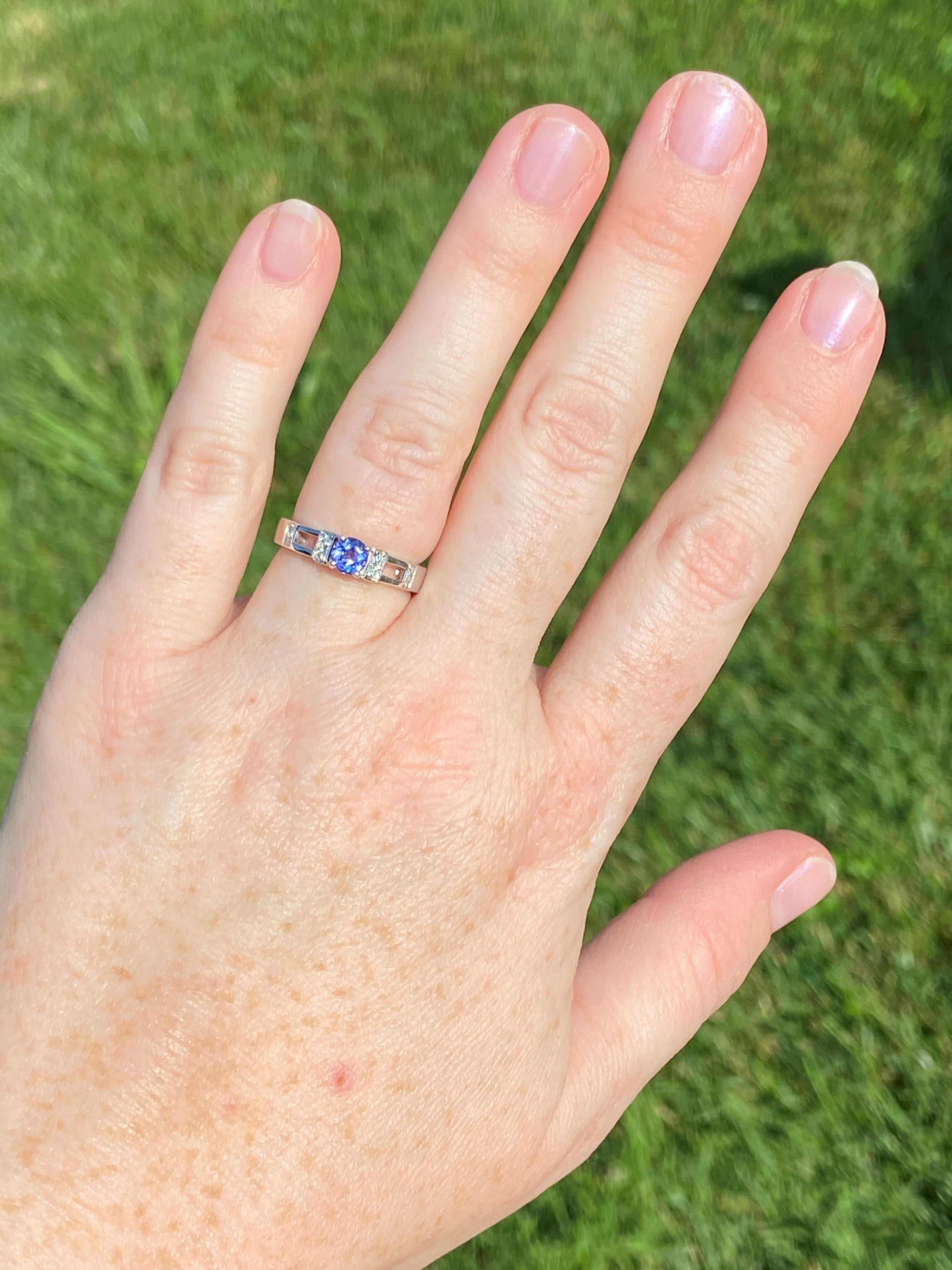 Cette bague LeVian en or blanc 18 carats est ornée d'une ravissante tanzanite ronde bleu pervenche de 0,35 carat, rehaussée de 0,08 carat de diamants ronds H-I/ SI2-I1 pour plus d'éclat. Les lignes épurées de la monture et la teinte de cette