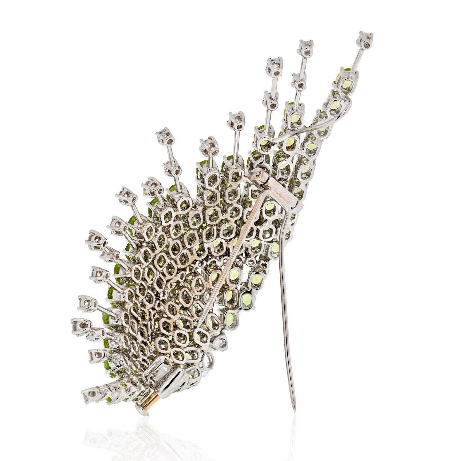 18K White Gold Light Green Garnet and Diamond Fish Brooch In Excellent Condition For Sale In New York, NY