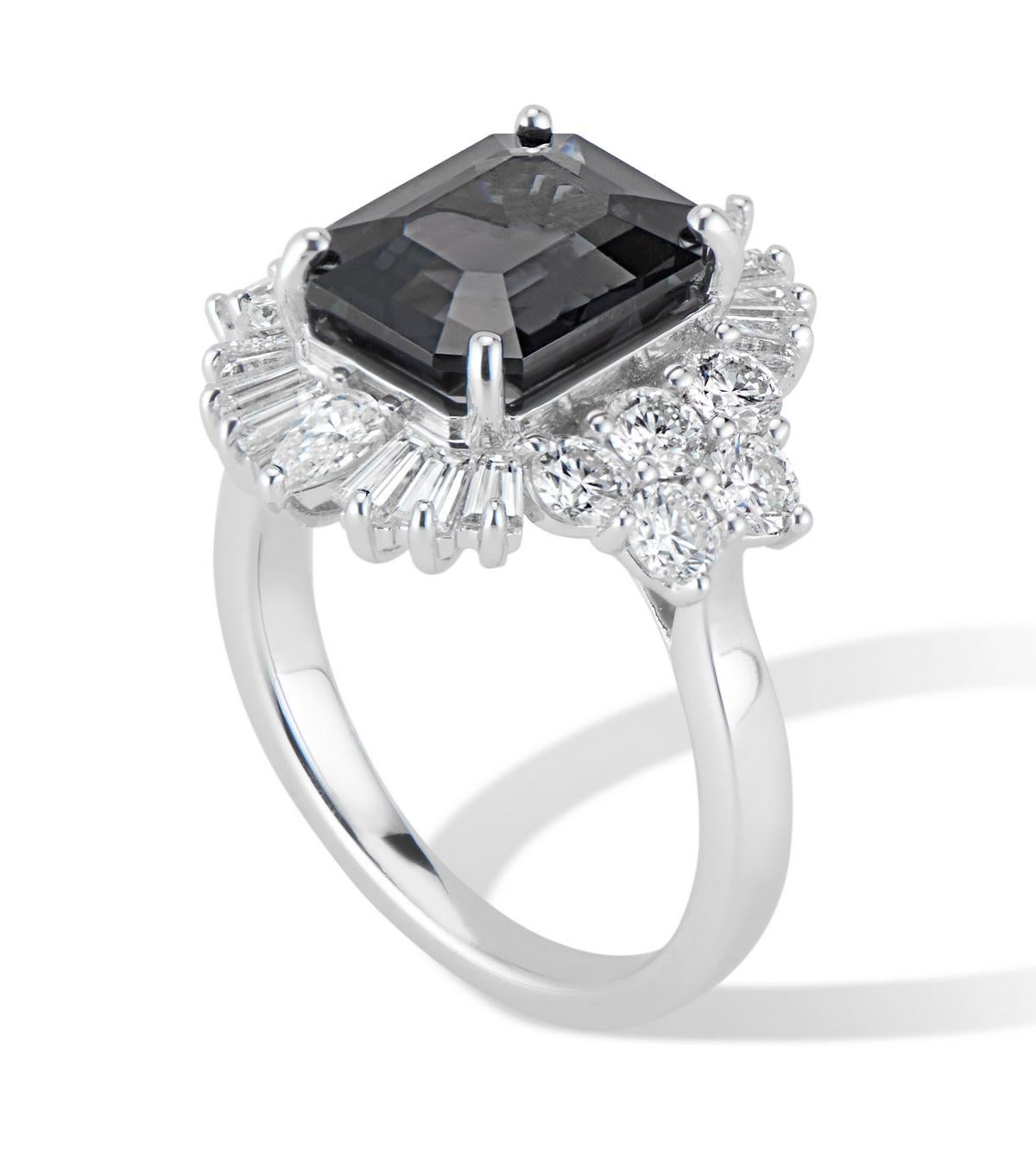 Engagez la conversation avec cette bague d'inspiration Art déco.  

Un spinelle noir de 4,22 ct est la pièce maîtresse de cette création, entourée d'une combinaison de 1,6 ct de diamants de qualité VS de forme ronde, poire et baguette effilée.