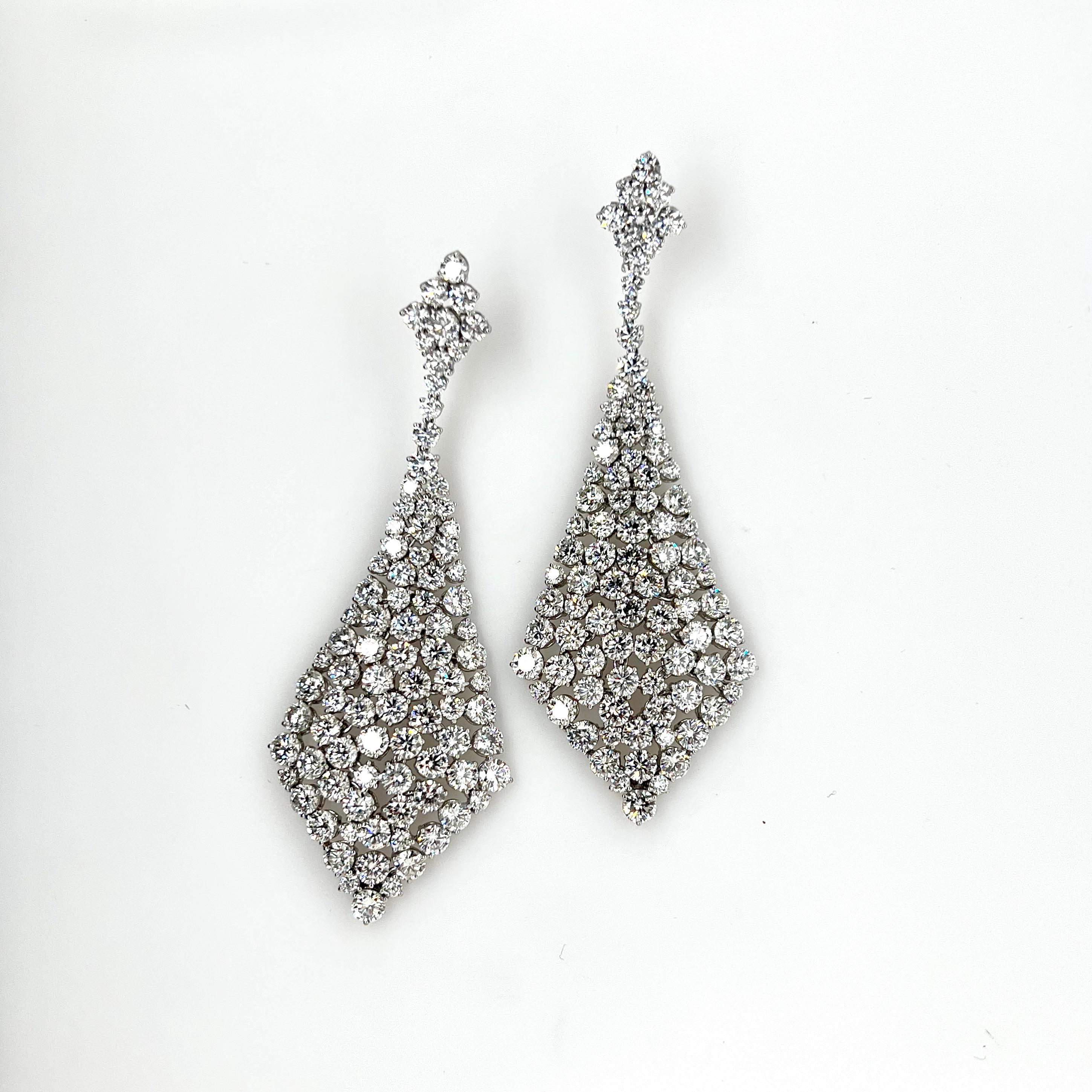 18k White Gold Long Dangle Diamond Earrings In New Condition In Carrollton, TX