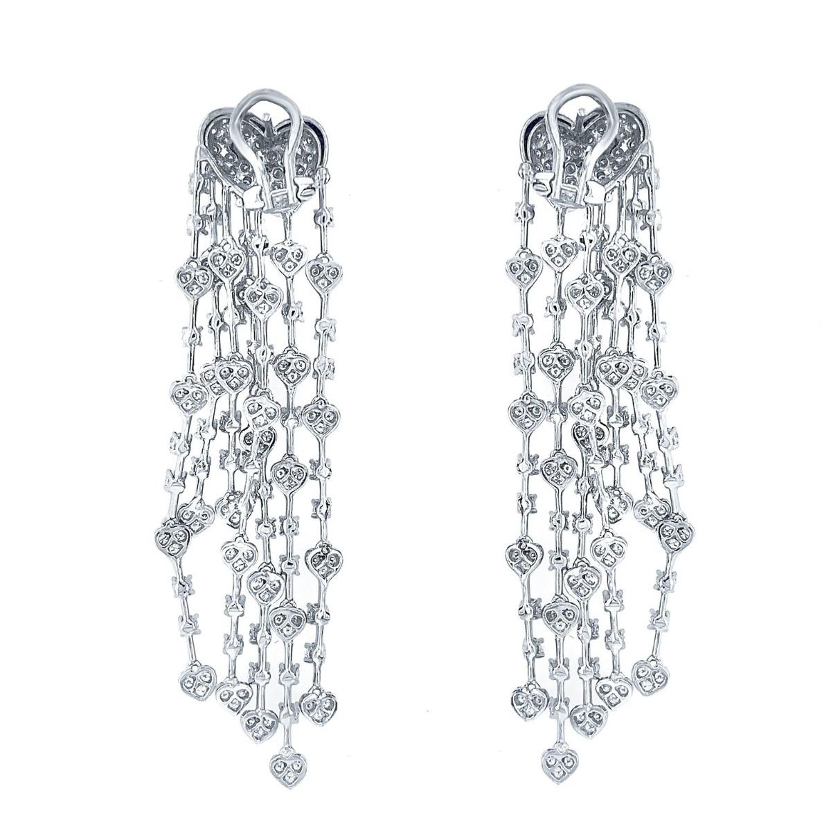 Orecchini lunghi con diamante in oro bianco 18 carati In condizioni ottime in vendita a New York, NY