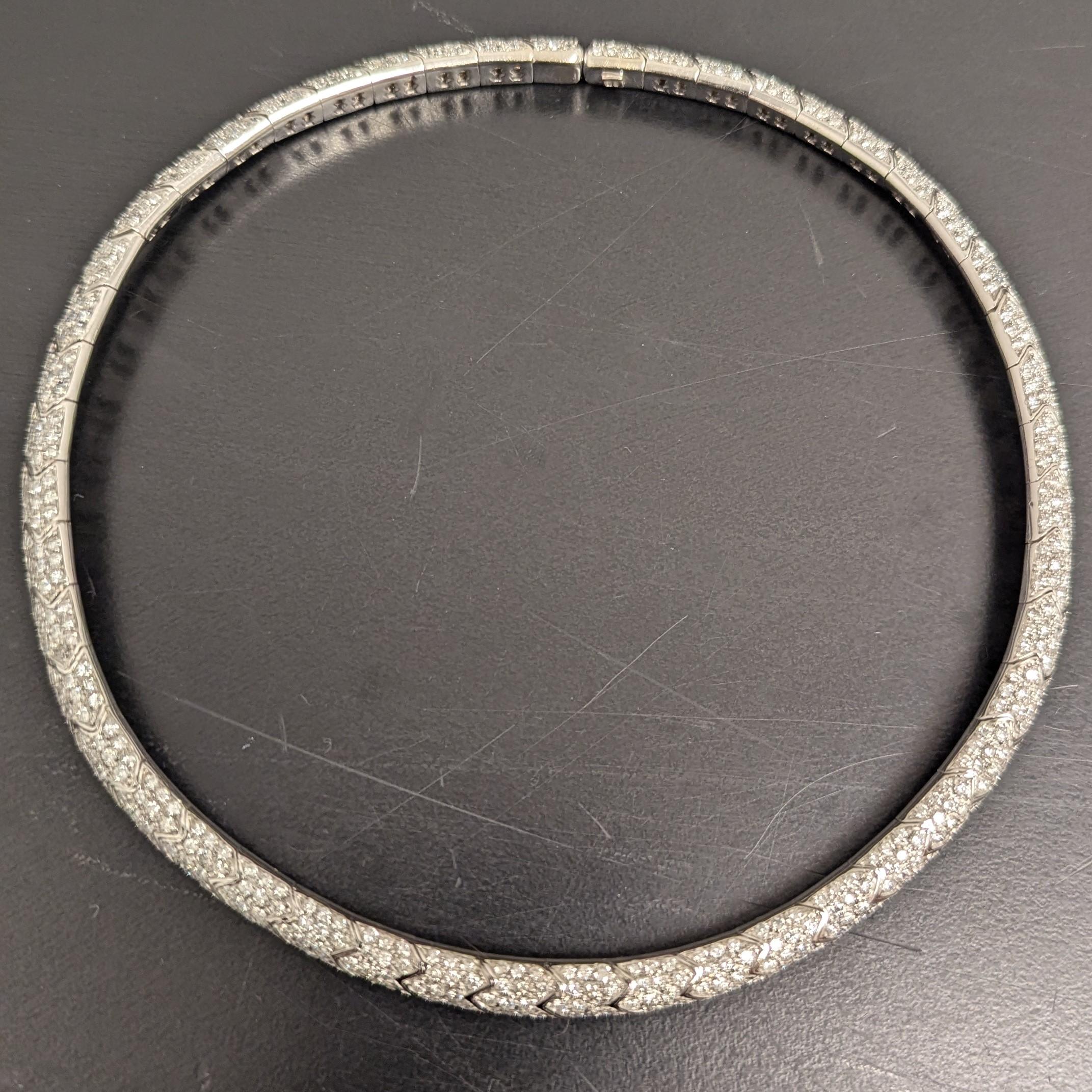 Questa magnifica collana di diamanti è composta da diamanti rotondi per un totale di circa 20,00 carati e misura 14 pollici di lunghezza. 