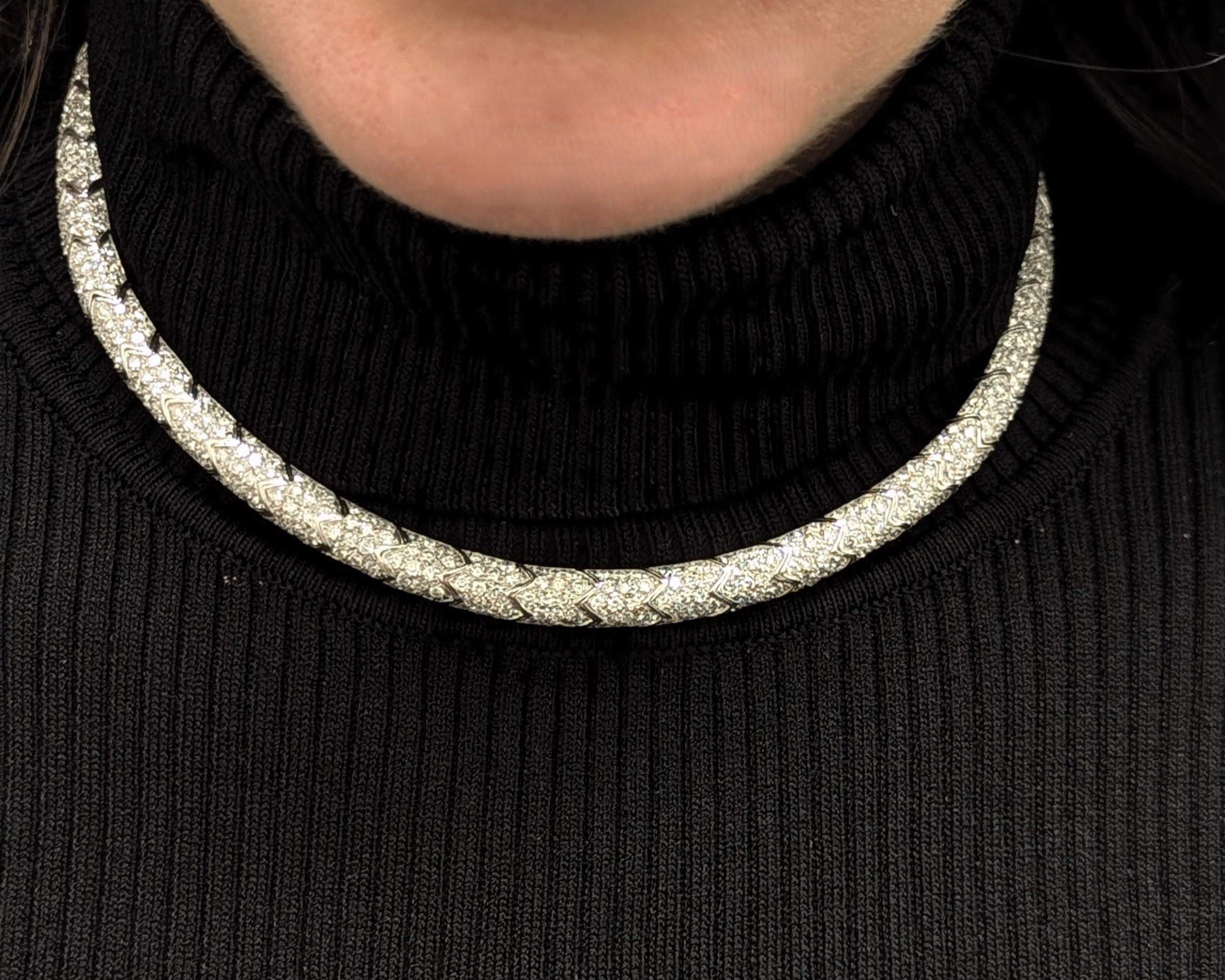 Taglio rotondo Collana girocollo con diamanti magnifici in oro bianco 18 carati in vendita