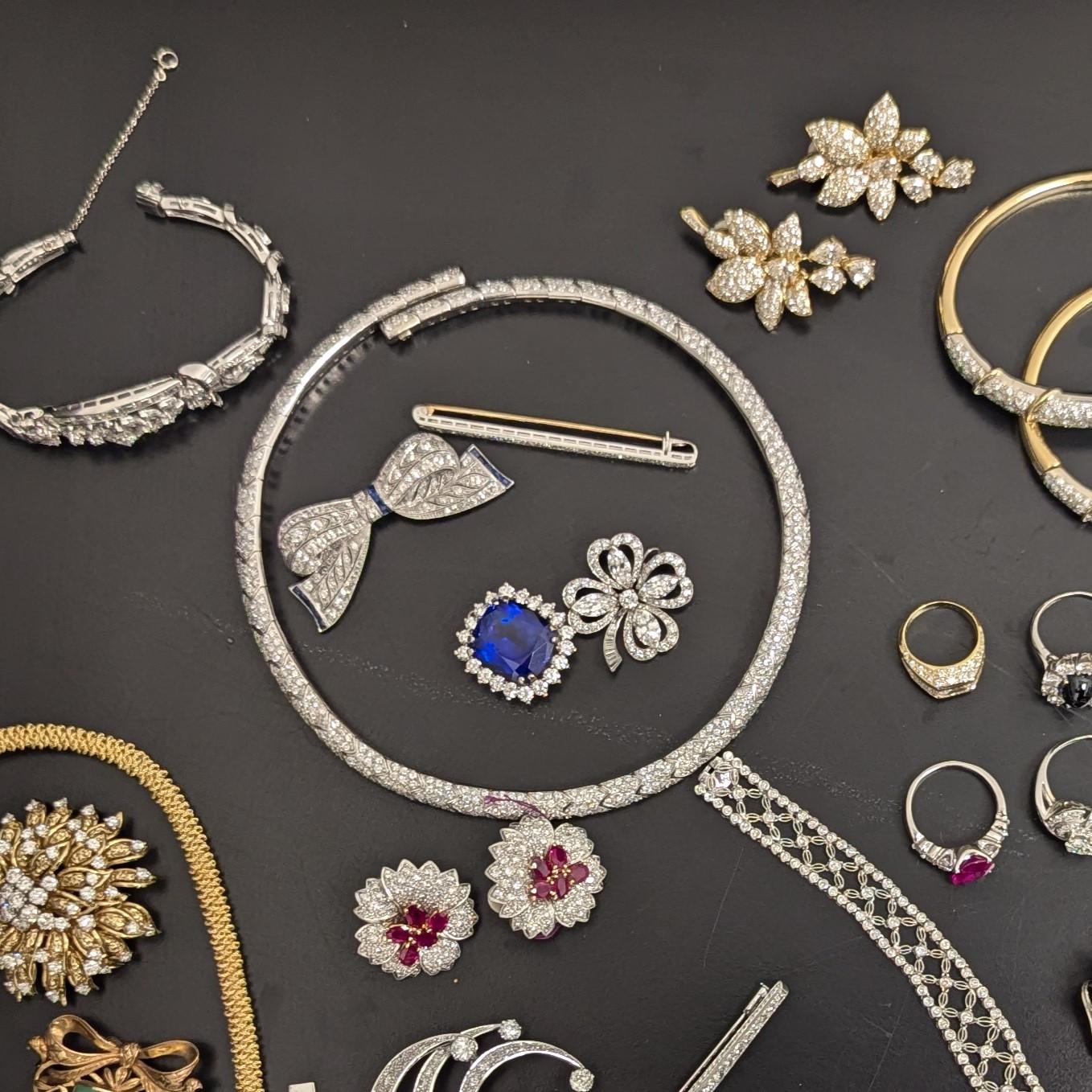 Collana girocollo con diamanti magnifici in oro bianco 18 carati In condizioni ottime in vendita a New York, NY