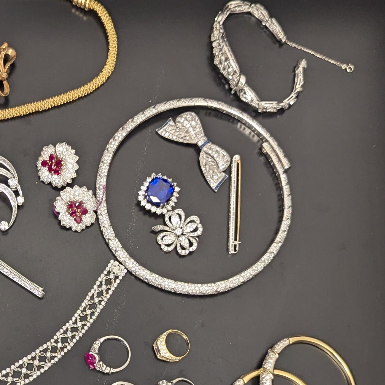 Donna Collana girocollo con diamanti magnifici in oro bianco 18 carati in vendita