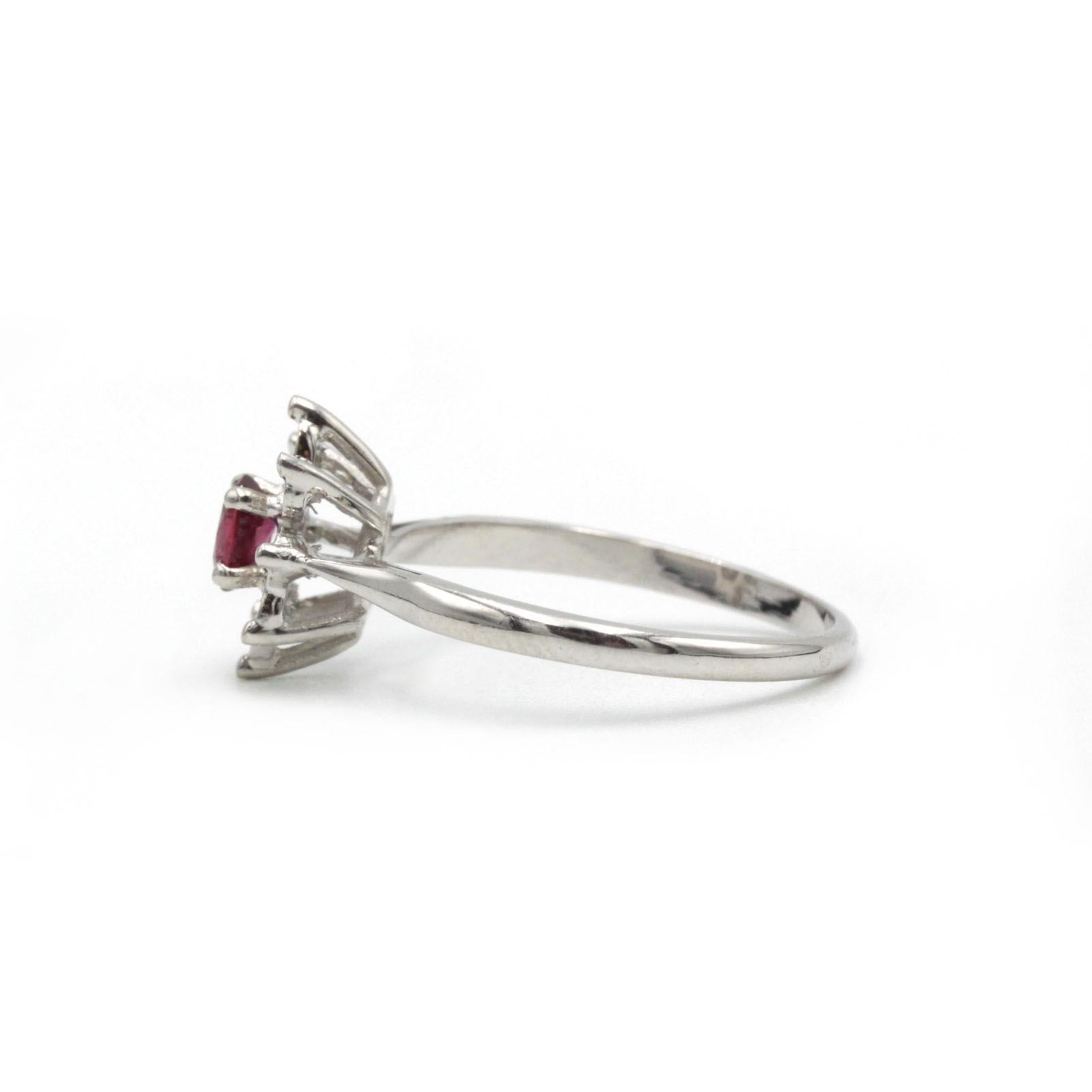 18 Karat Weißgold Marguerite Blumenring mit Rubin & Diamant (Zeitgenössisch) im Angebot