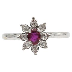 Bague Marguerite en or blanc 18K, rubis et diamants, avec fleur