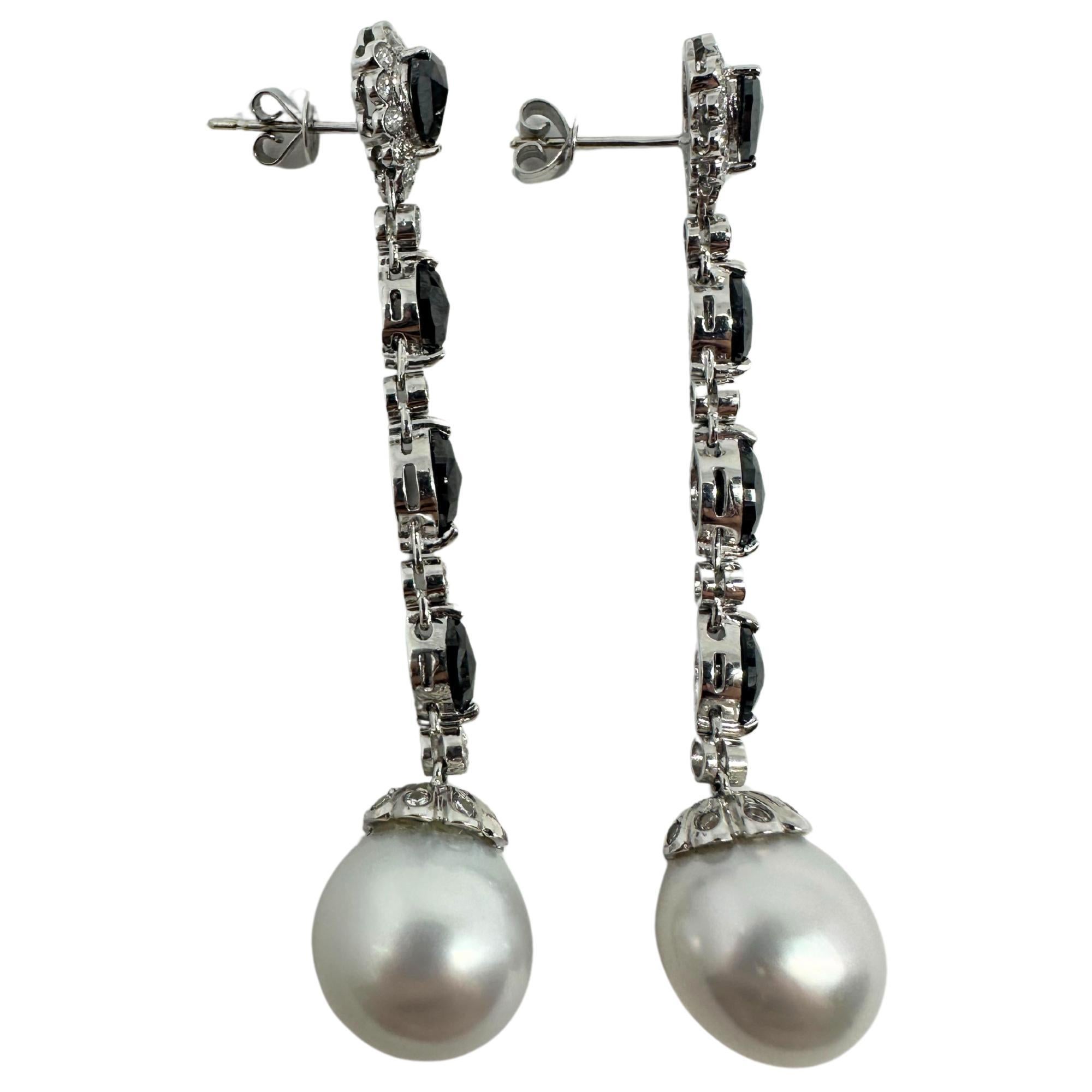 Taille mixte Boucles d'oreilles pendantes en or blanc 18 carats avec diamants noirs et blancs taille marquise et poire en vente