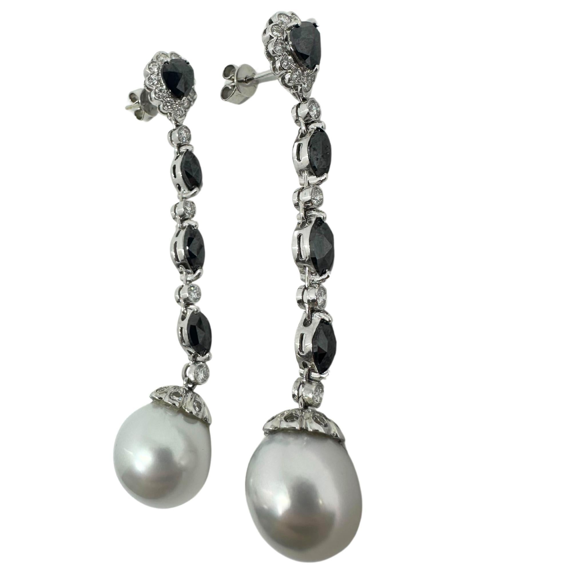 Boucles d'oreilles pendantes en or blanc 18 carats avec diamants noirs et blancs taille marquise et poire Bon état - En vente à New York, NY