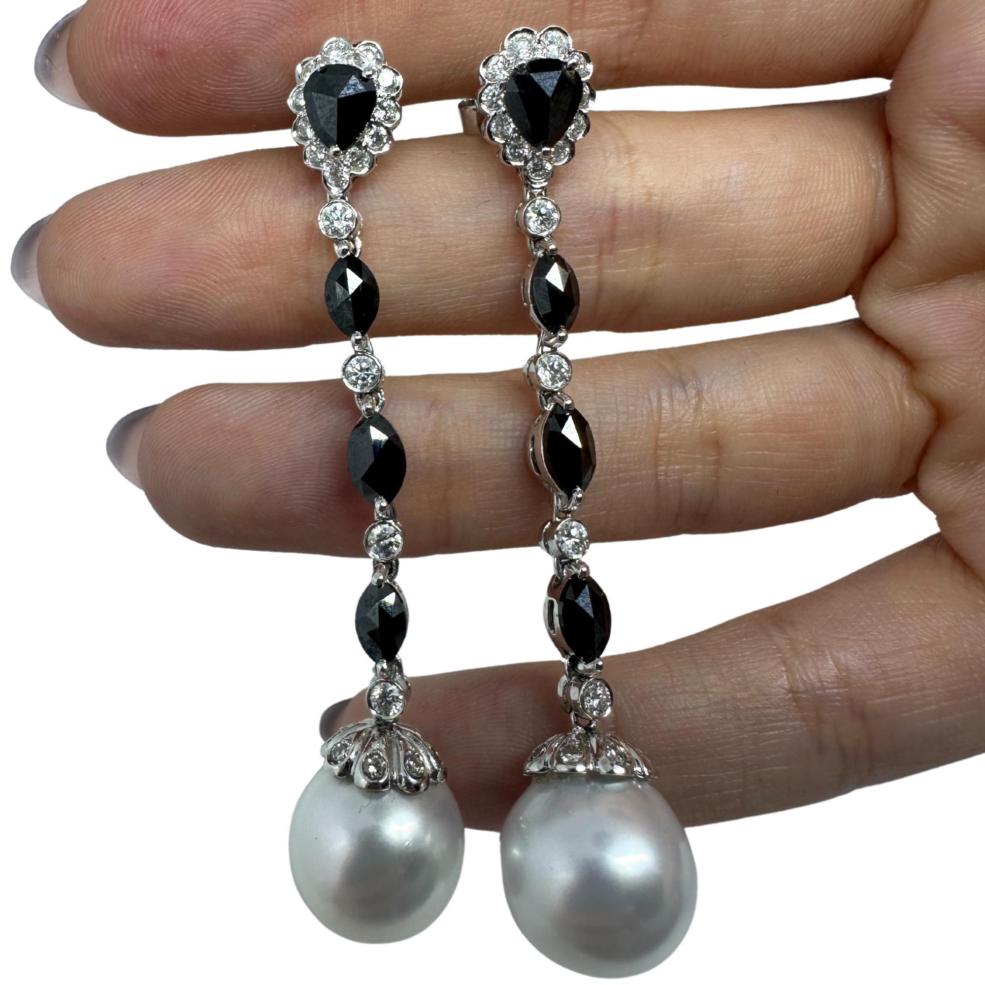 Boucles d'oreilles pendantes en or blanc 18 carats avec diamants noirs et blancs taille marquise et poire Pour femmes en vente