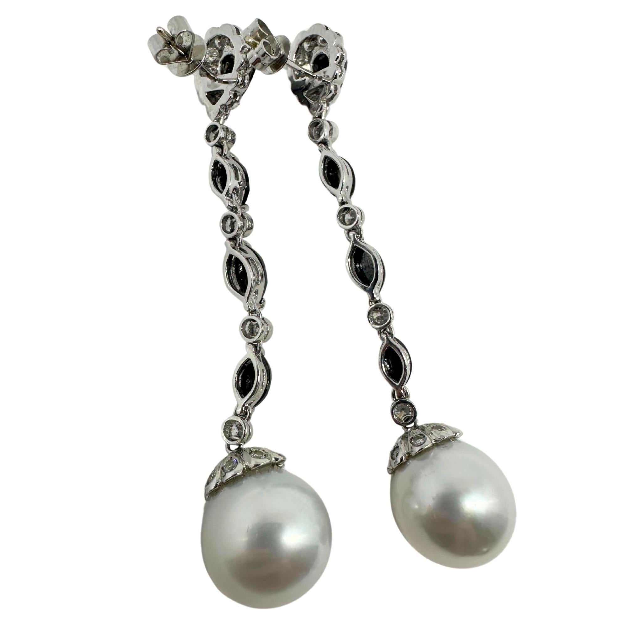 Boucles d'oreilles pendantes en or blanc 18 carats avec diamants noirs et blancs taille marquise et poire en vente 1