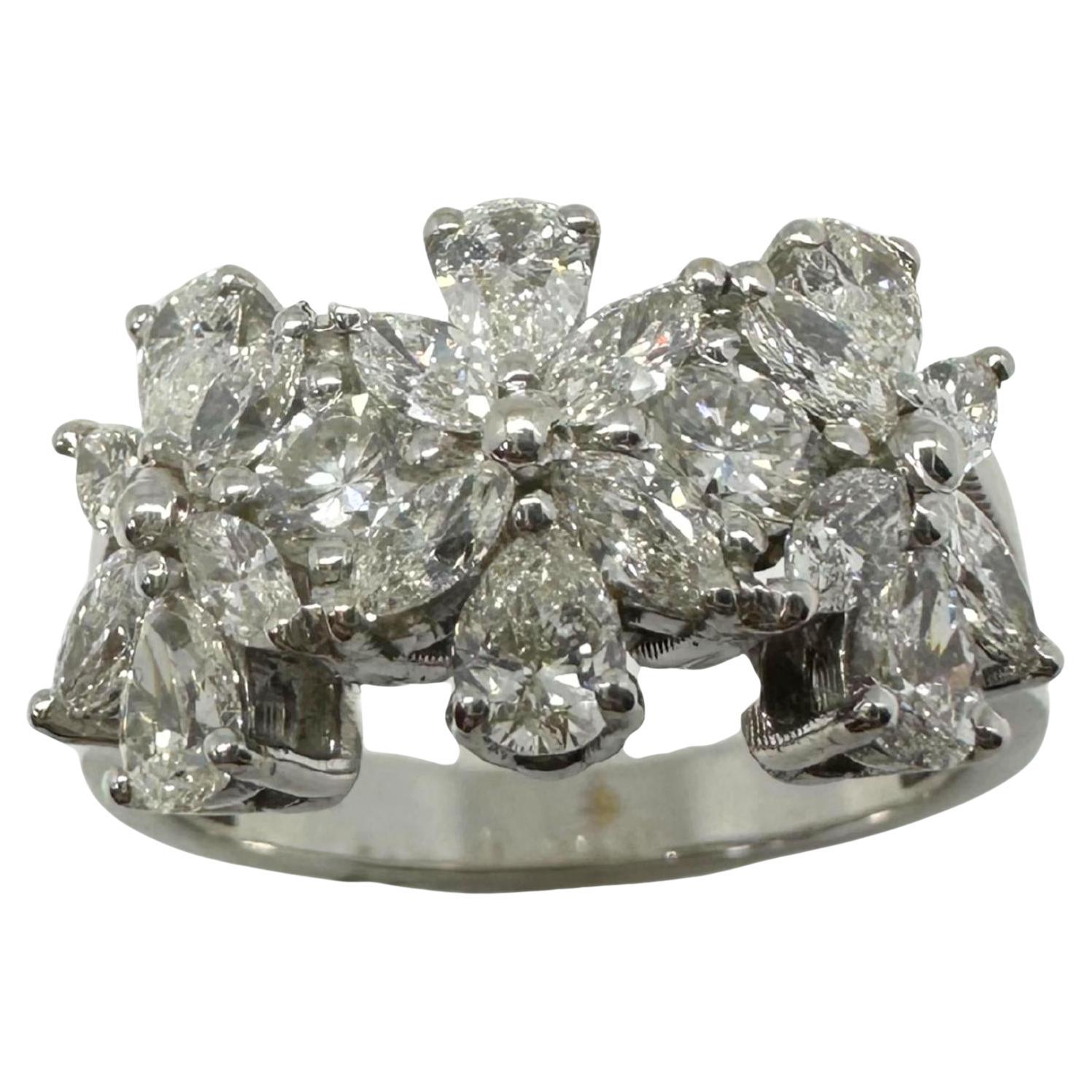 Anillo de oro blanco de 18 quilates con diamantes talla marquesa y pera