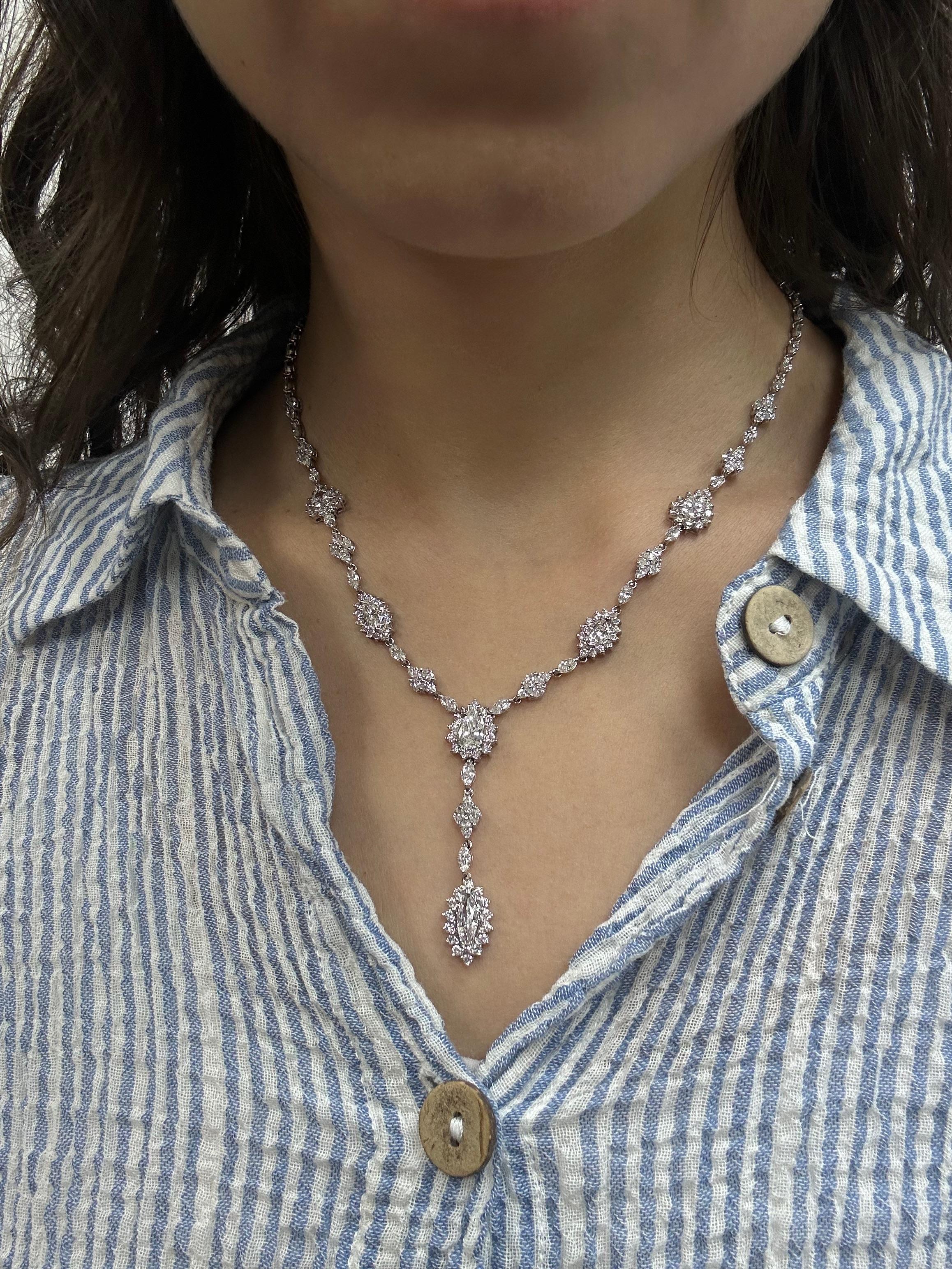 Collier de style lariat en or blanc 18 carats, mettant en valeur un élégant éventail de diamants taillés en marquise et en poire, ainsi que des accents de diamants ronds. Le collier comporte environ 11,72 carats de diamants disposés dans un design
