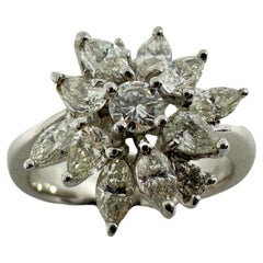 Anillo de oro blanco de 18 quilates con diamantes talla marquesa y pera